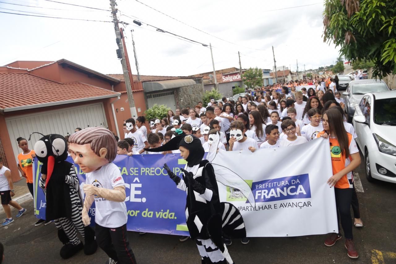 Ações orientam sobre a importância de se combater o mosquito da dengue