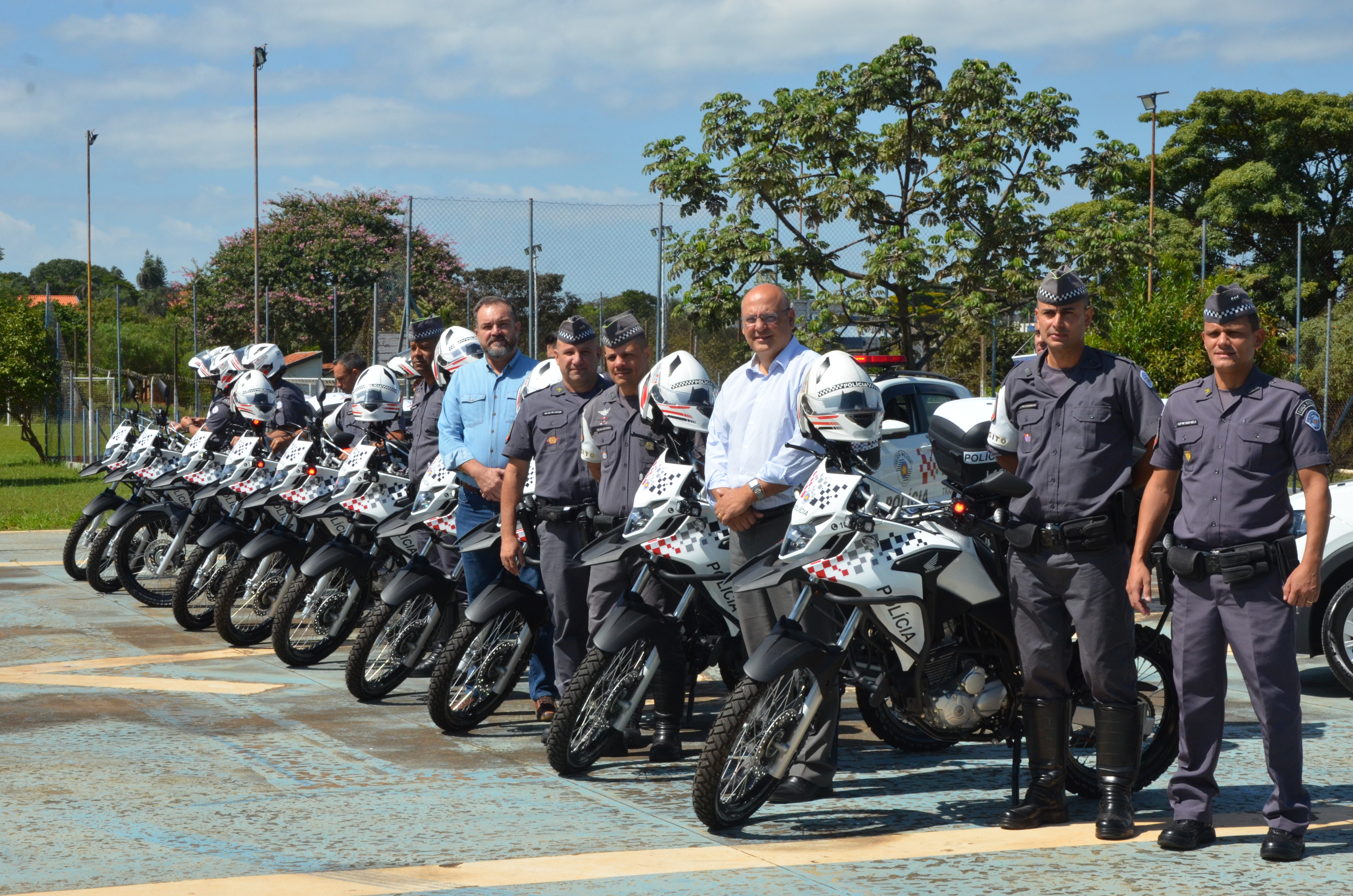 Prefeito entrega 10 motocicletas para a Polícia Militar