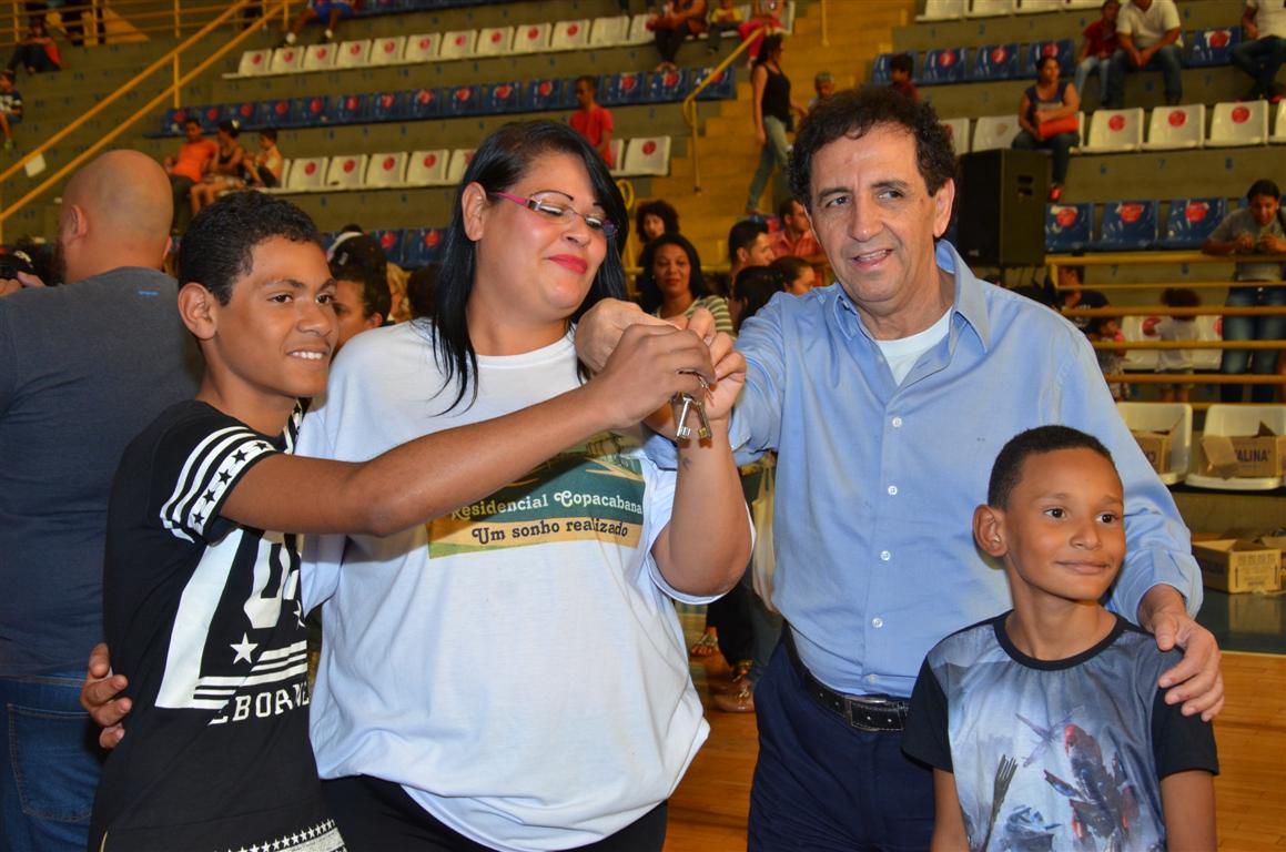 Emoção e choros marcam entrega das chaves do Copacabana