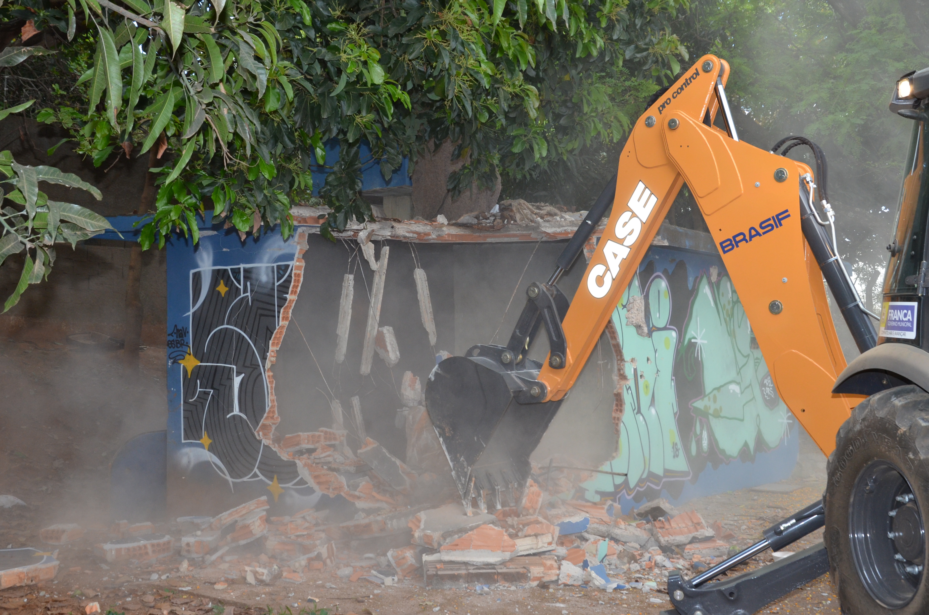 Demolição de barraco no Santa Adélia