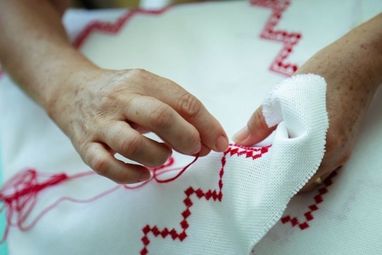 Cursos de Bordado e Pintura em Madeira