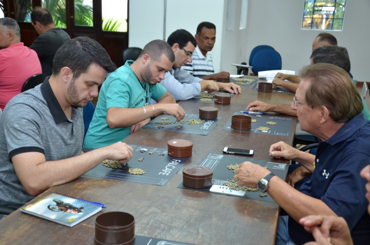 Iniciado o curso de classificação de café