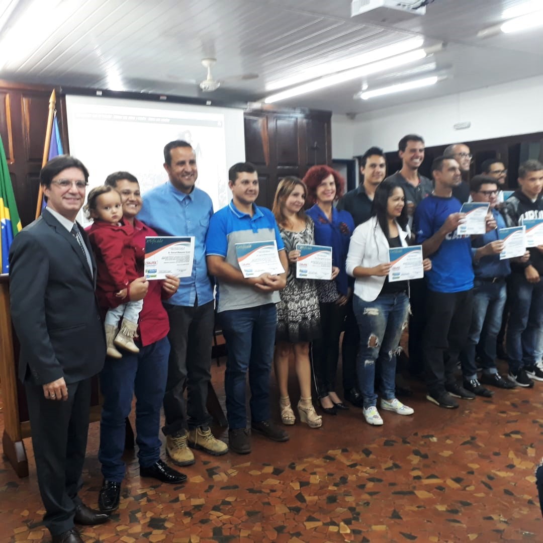 Prefeitura entrega certificados a nova turma de pedreiros
