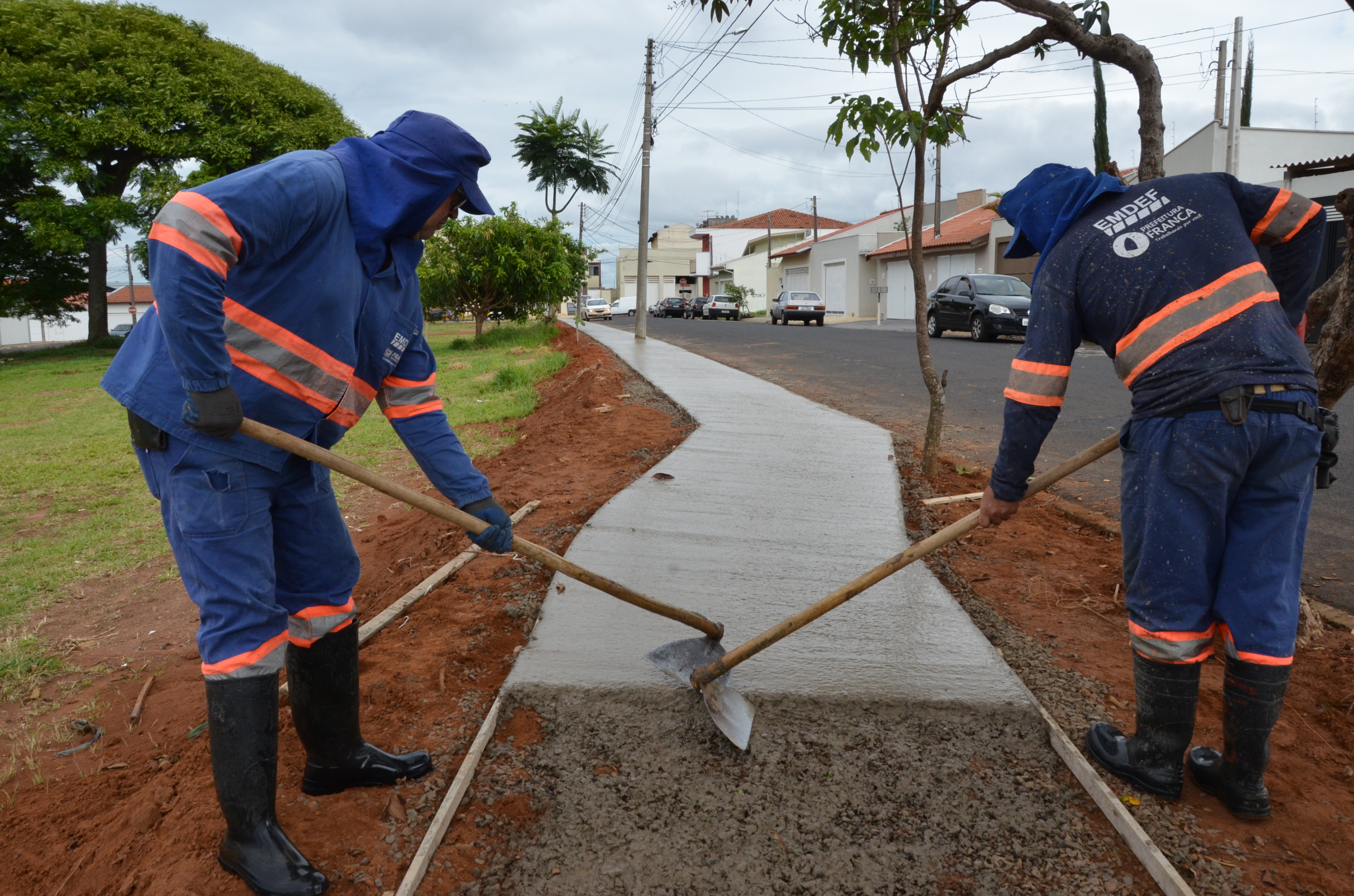 Área do Alvorada recebe calçamento