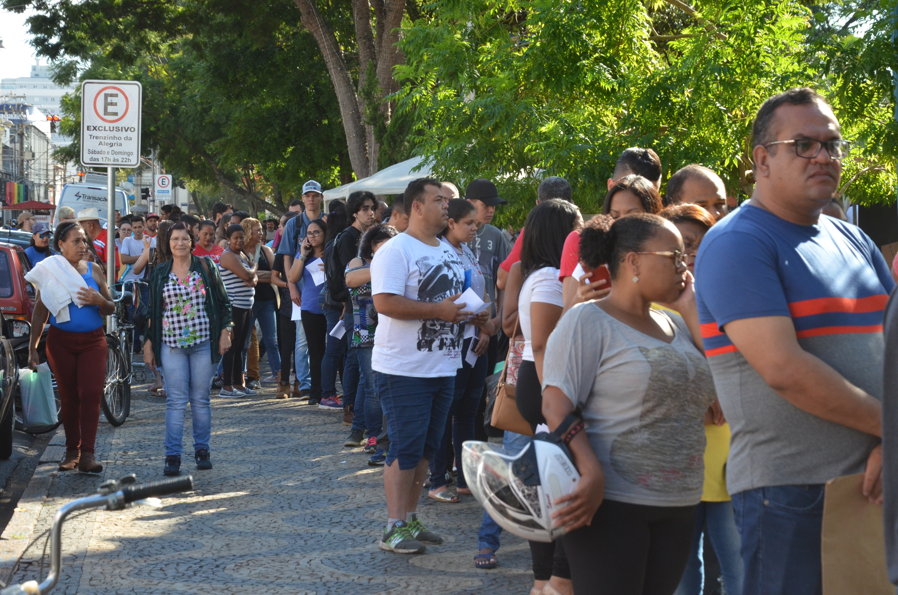 Mutirão do Emprego atrai uma multidão