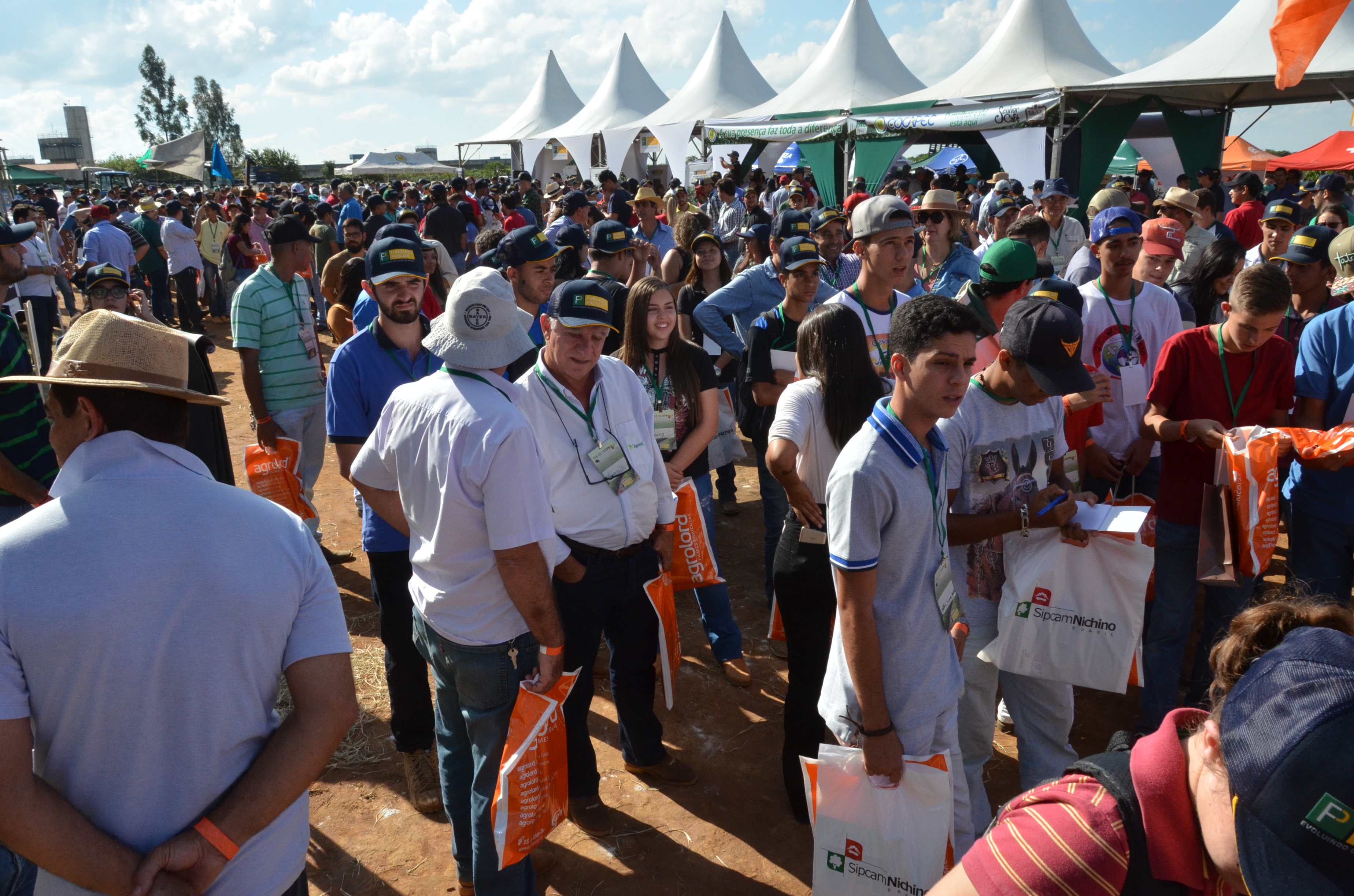 Dia de Campo, prefeito anuncia melhorias na Fazenda Experimental