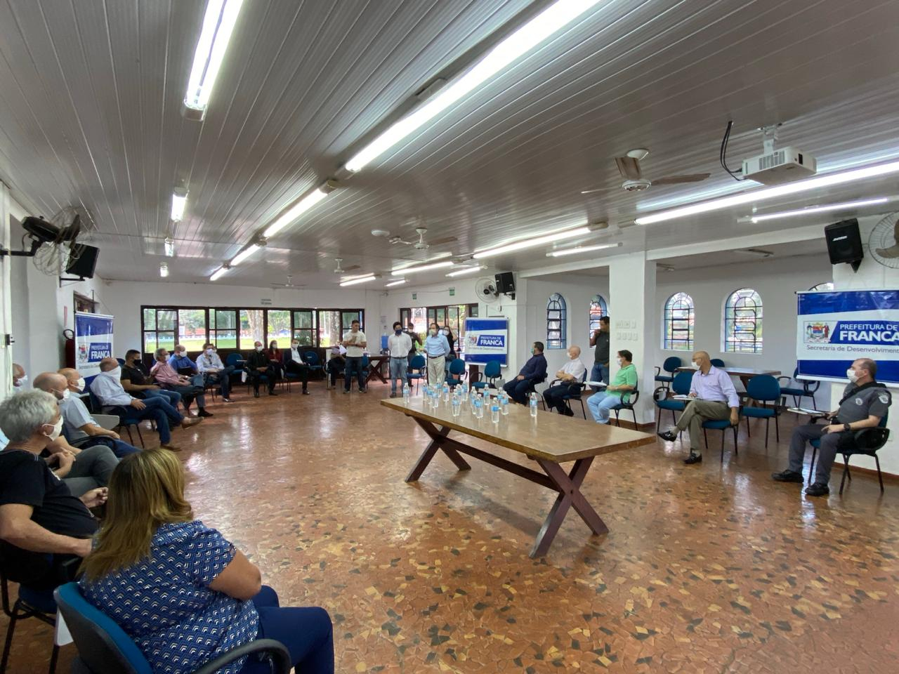 Prefeitura regulamenta Drive Thru do comércio e recomenda uso de máscaras