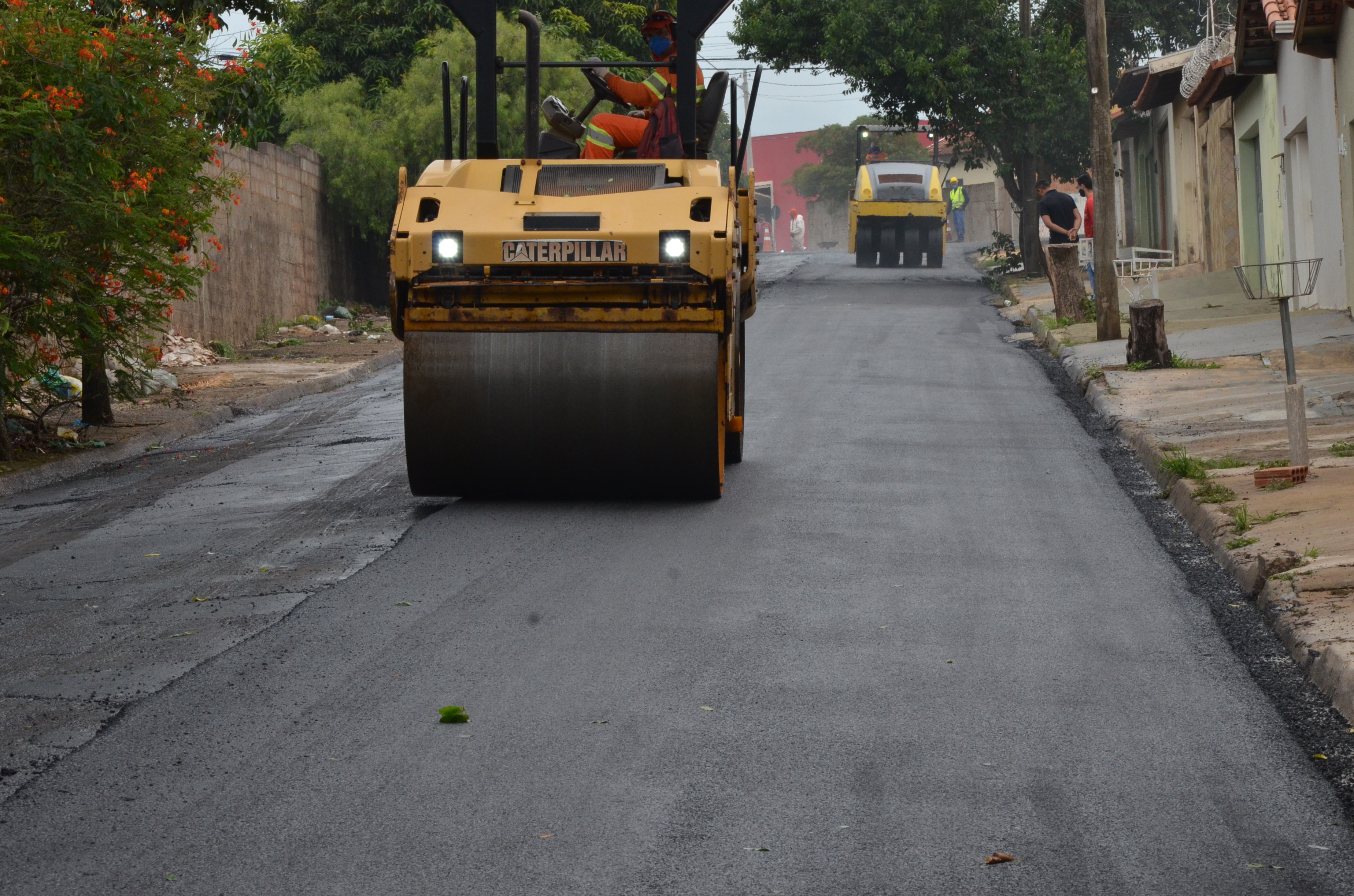 Asfalto novo avança no Jardim Primavera