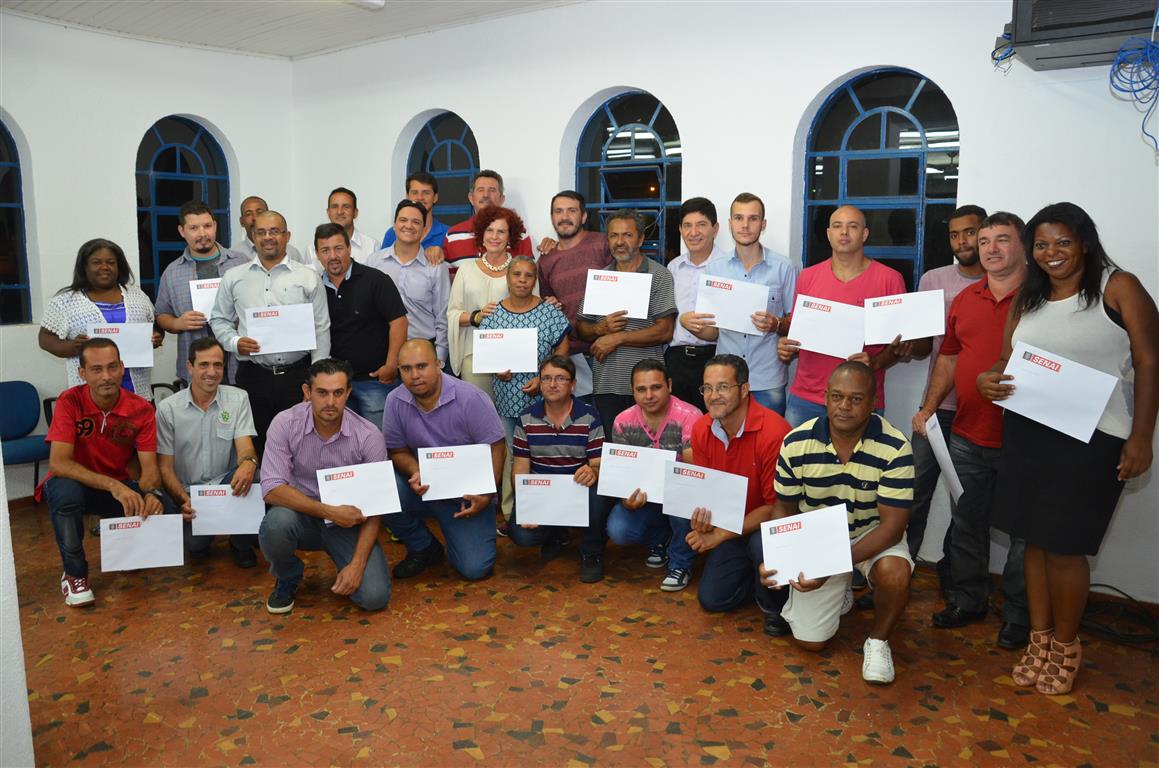 Prefeitura entrega certificados de conclusão de cursos da construção civil