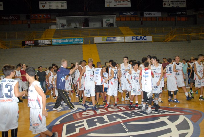 Alunos da ASPA recebem uniformes no Póli