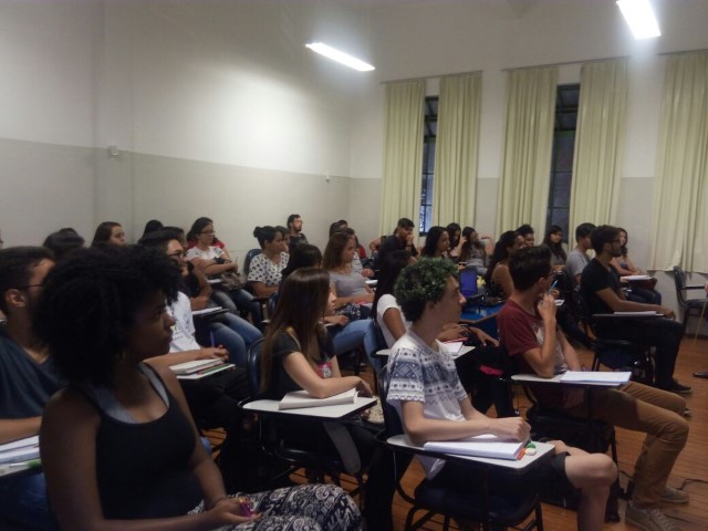 Educação inicia aulas nos Cursinhos Populares