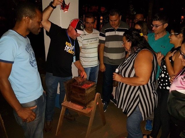 Alunos do EJA participam de oficinas de meliponicultura