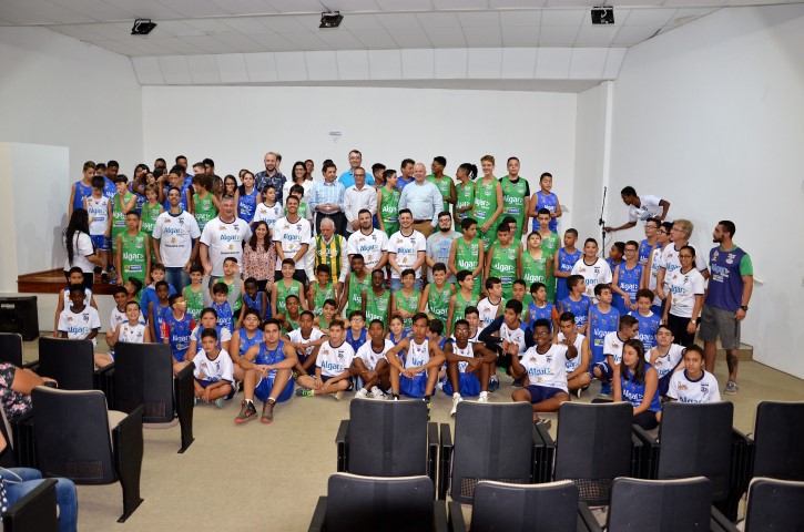 Parceria acolhe 250 jovens com basquete nas escolas