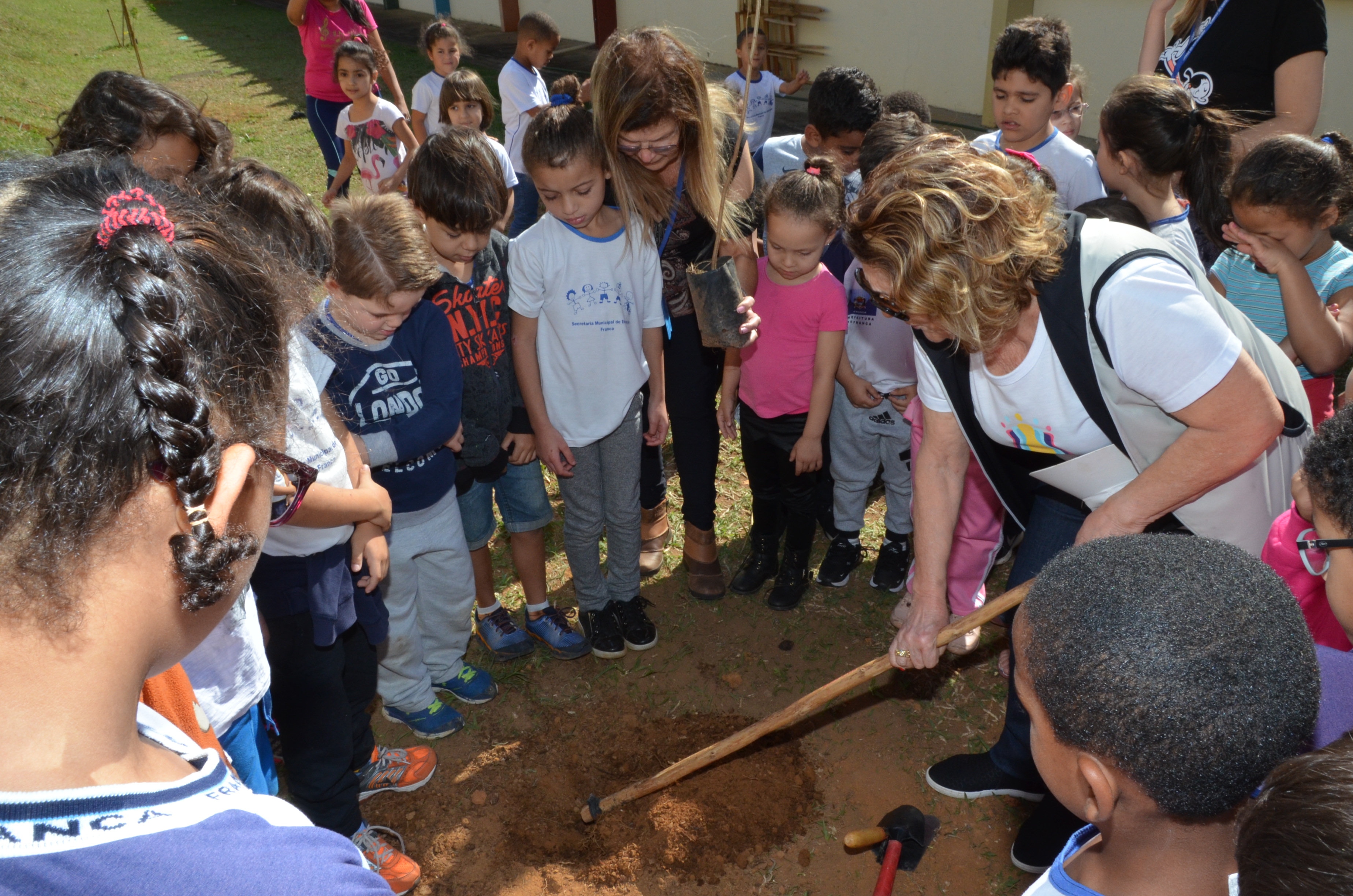 Homenagens e plantio de árvores na Escola Luzinete