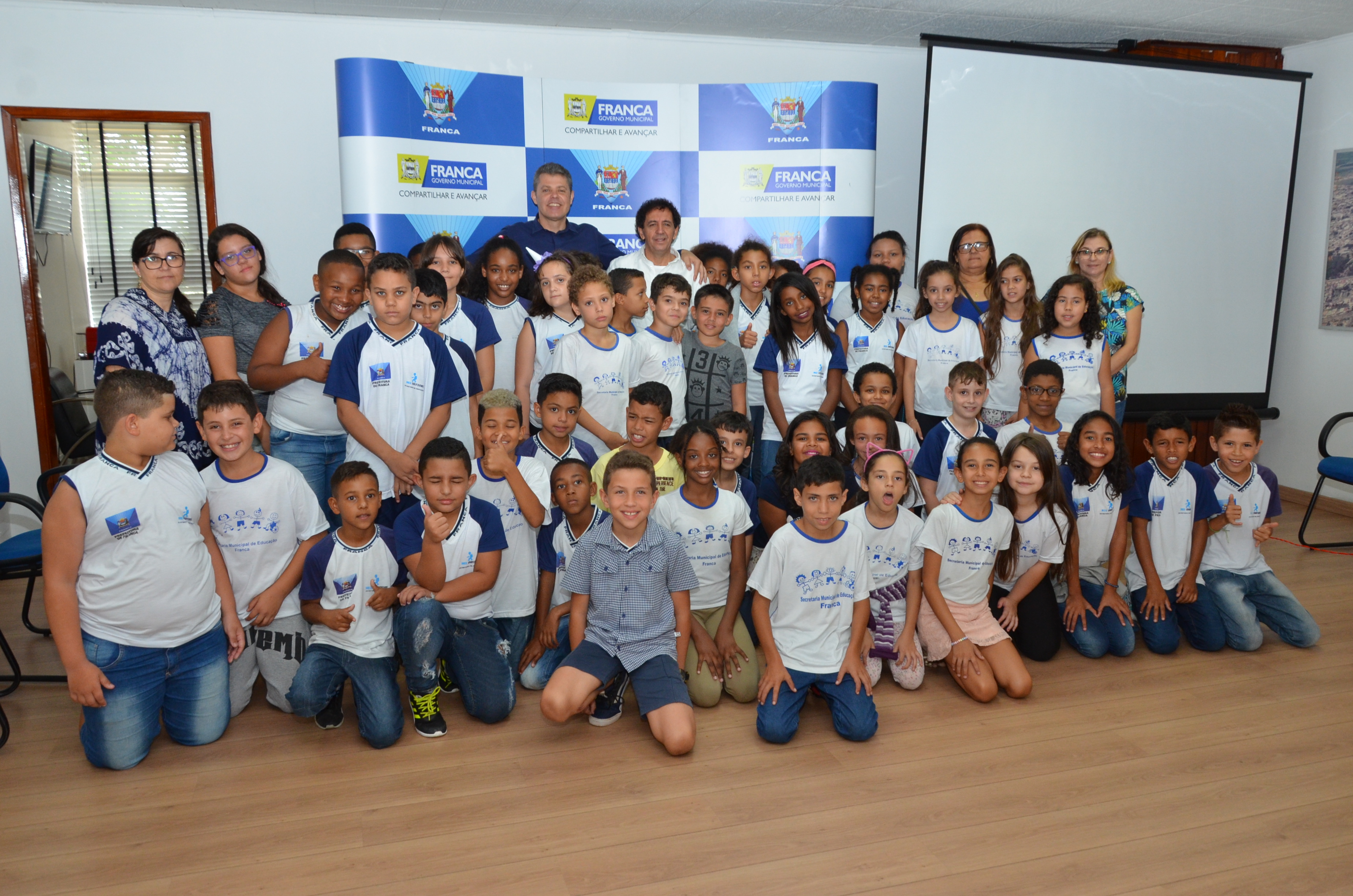 Estudantes recebidos no gabinete do prefeito