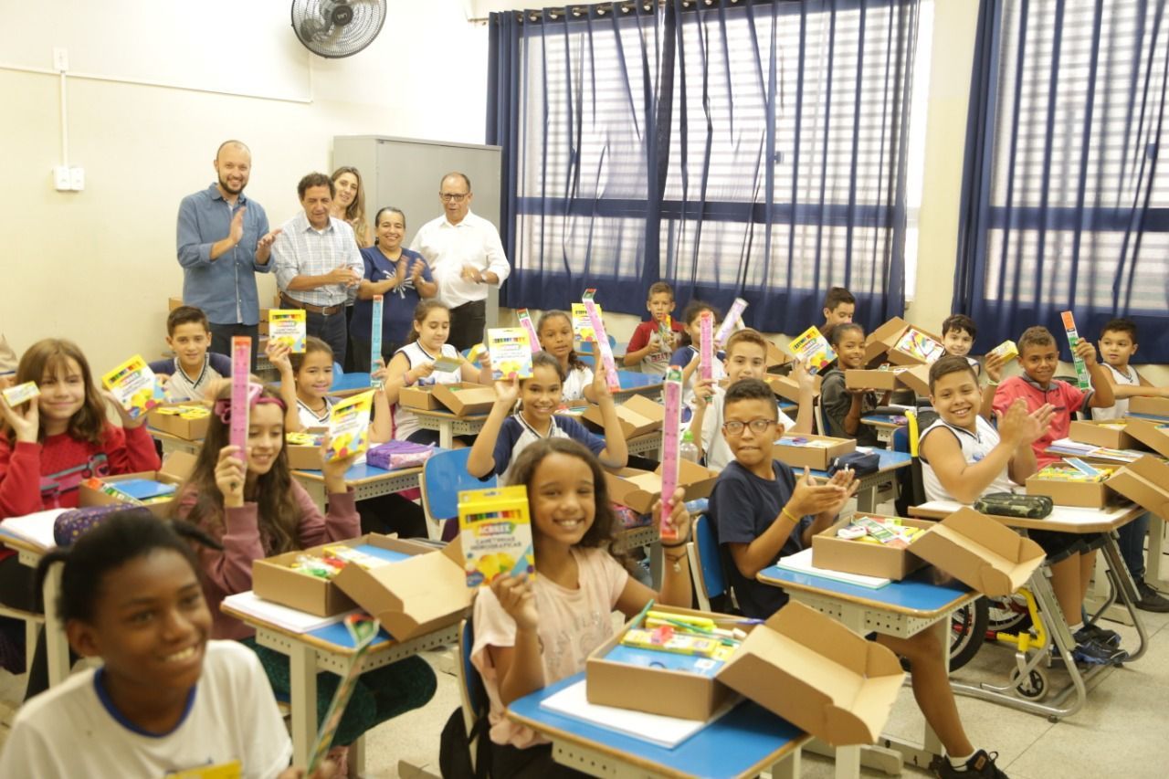 Prefeito visita escola e entrega Kit na região Oeste