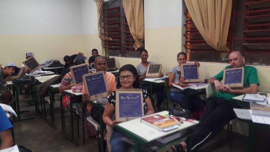 Kit Escolar faz a alegria dos alunos do Supletivo