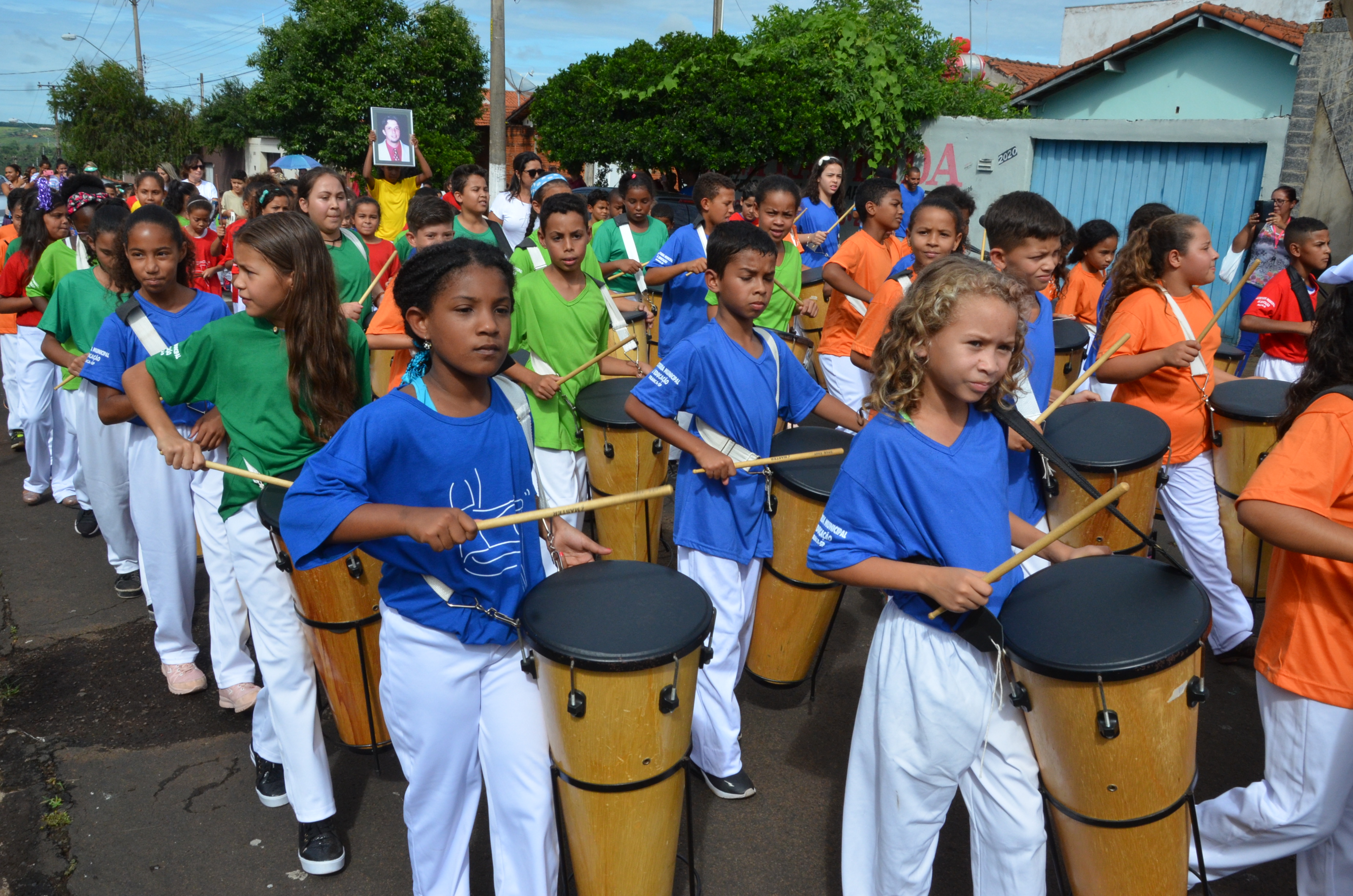 Desfile comemora 10 anos de escola no Santa Bárbara