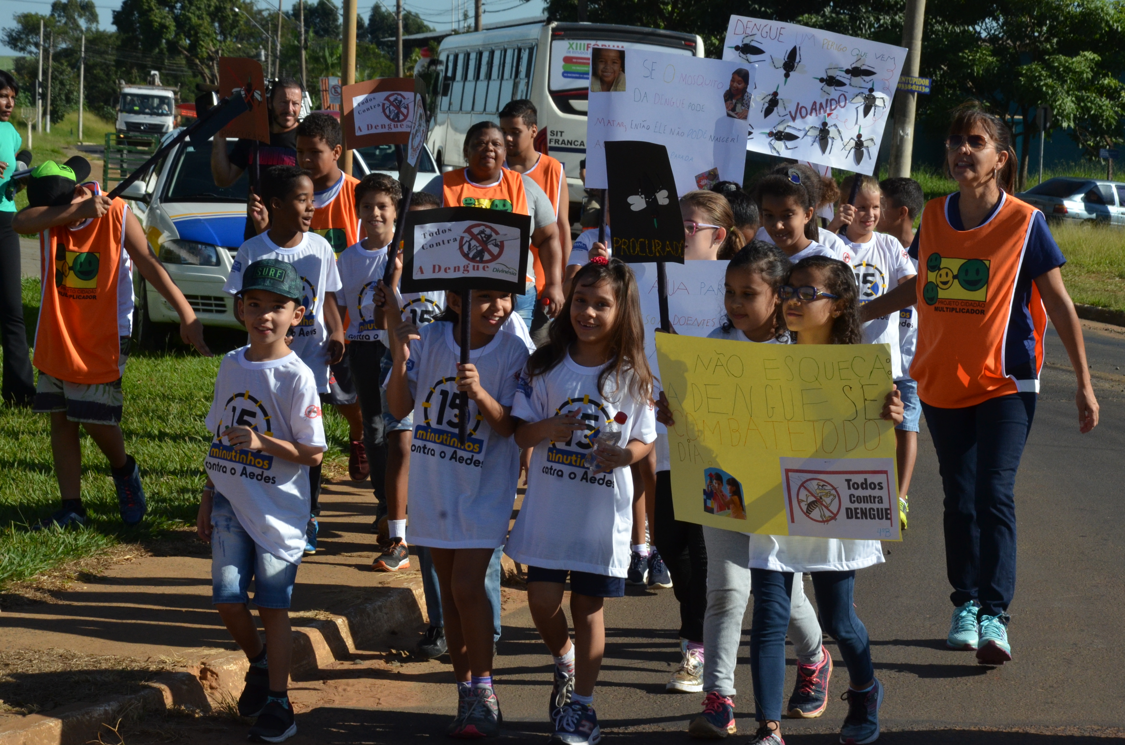 Estudantes do Jardim Esmeralda fazem passeata contra a dengue