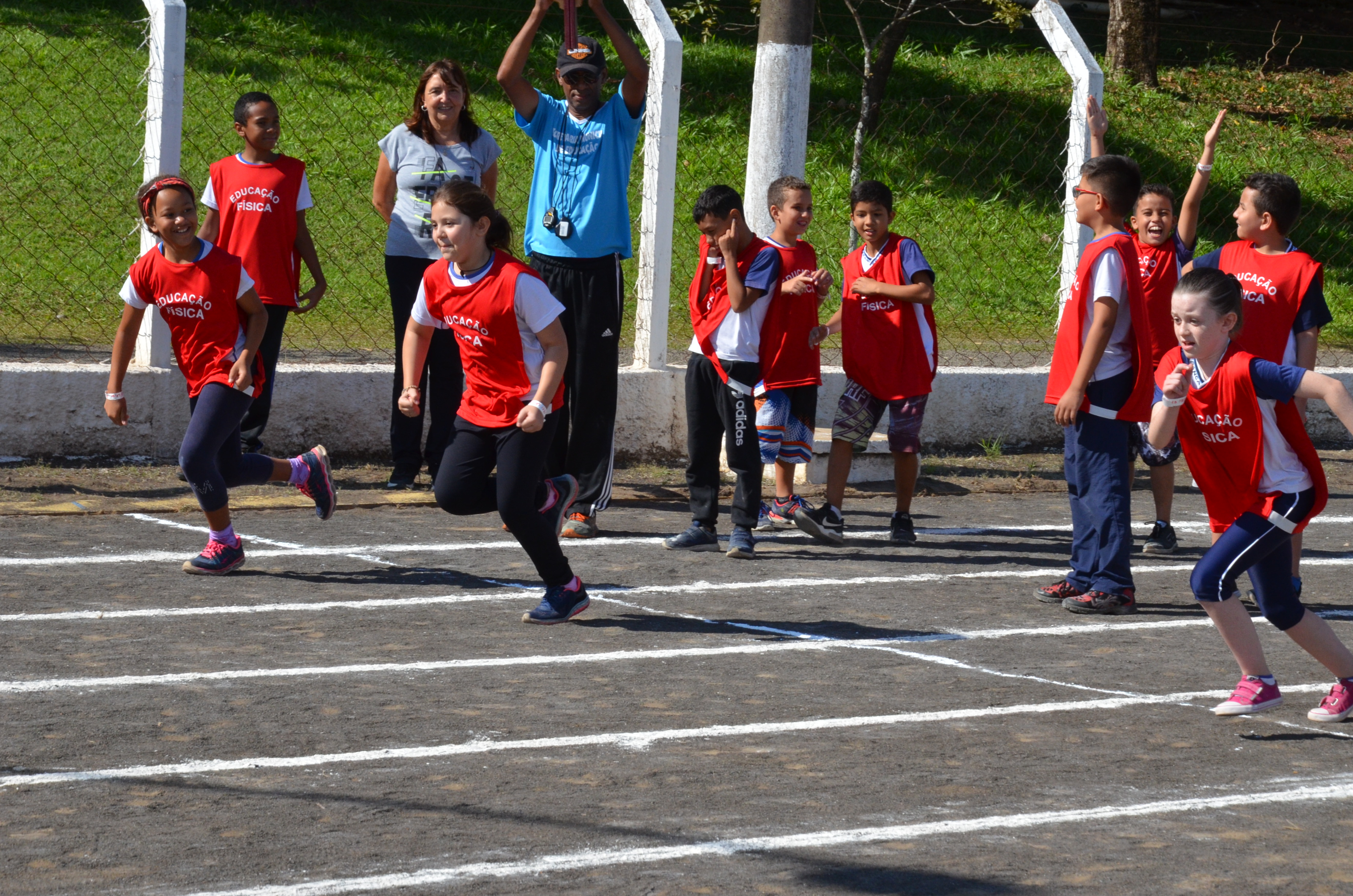 Atletismo na Escola leva centenas de alunos ao Poliesportivo