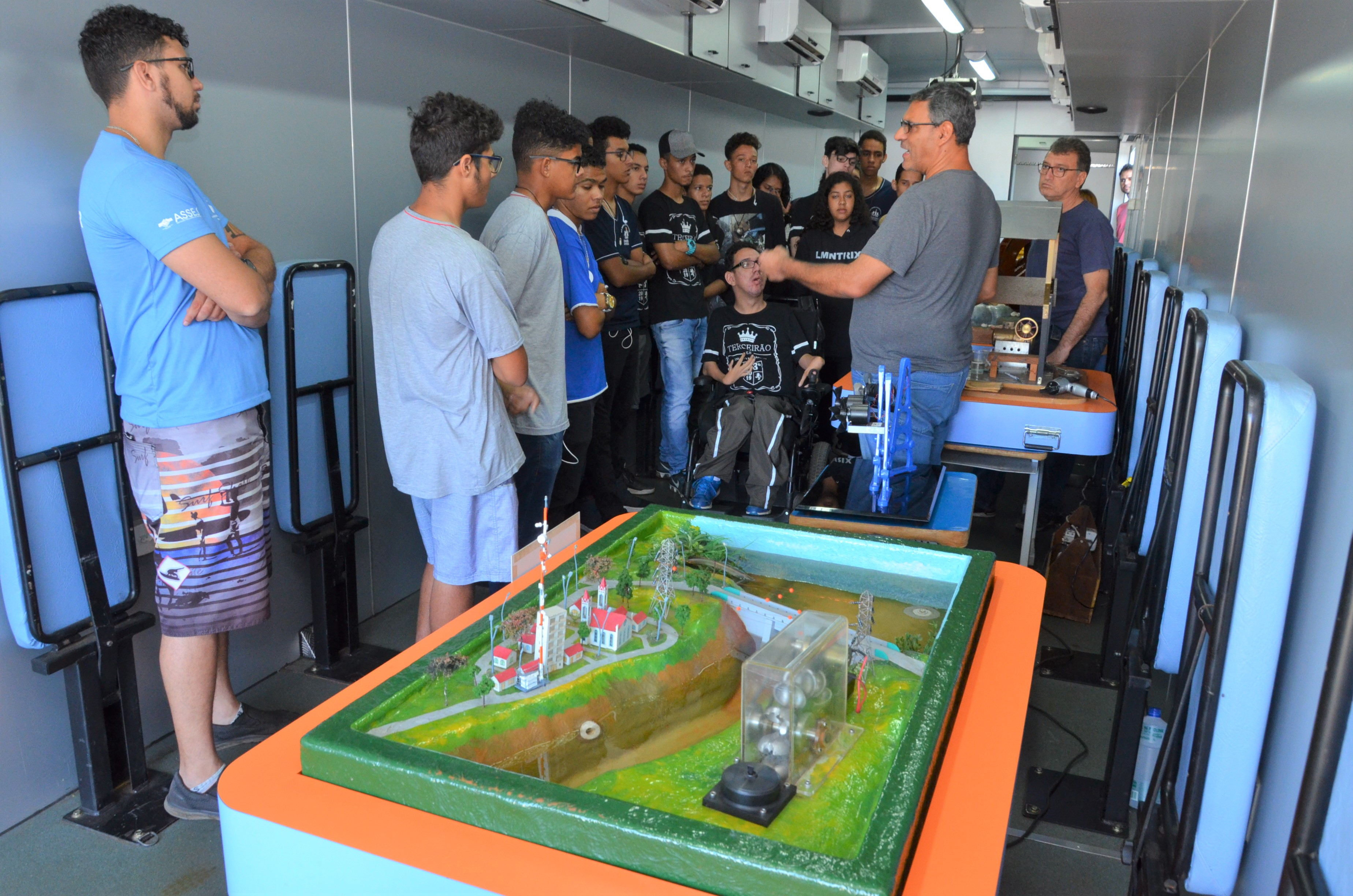 Escola Ângelo Scarabucci recebe  projeto Ciência Móvel