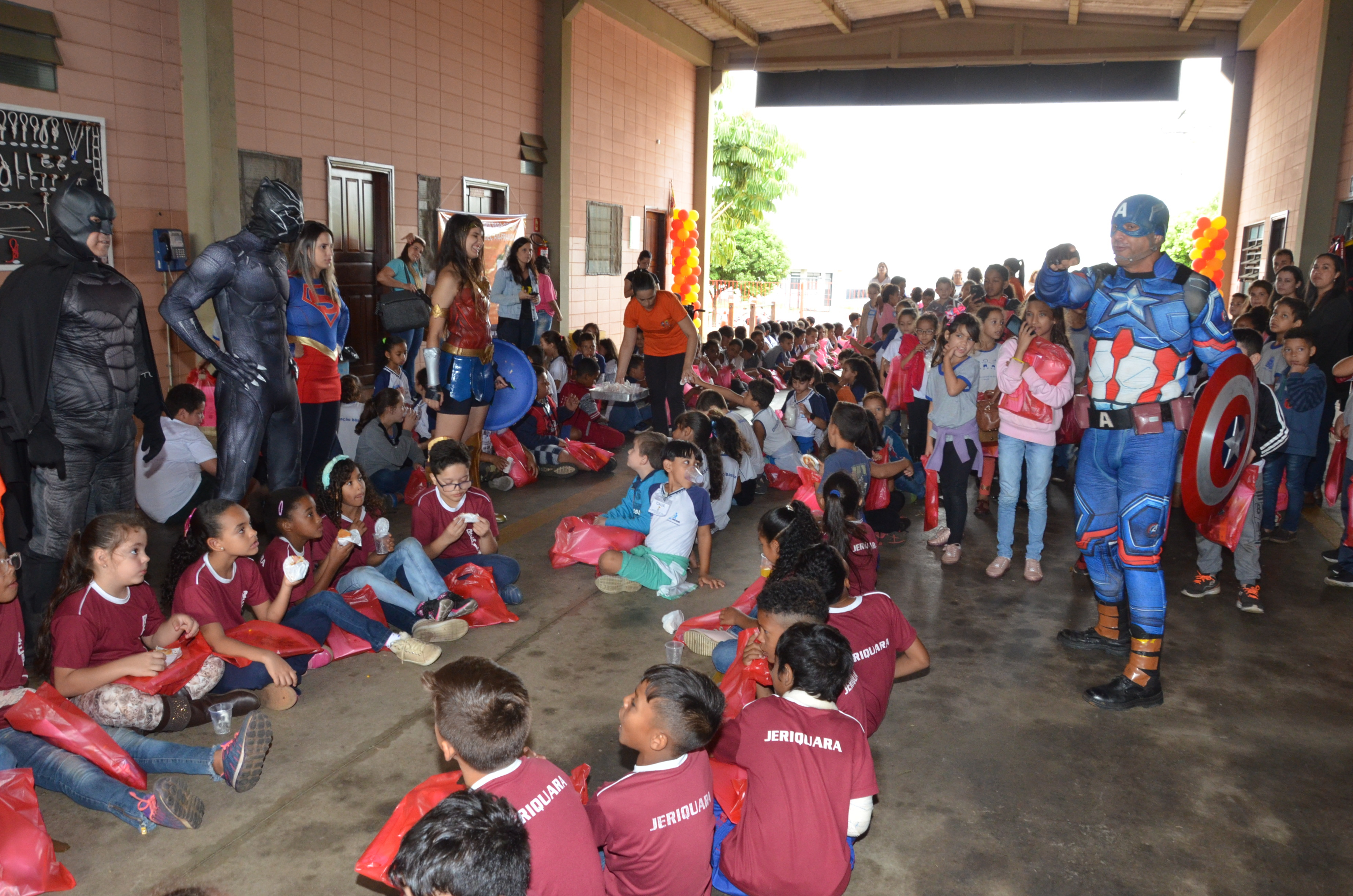 Corpo de Bombeiros recebem crianças em comemoração ao Dia 12