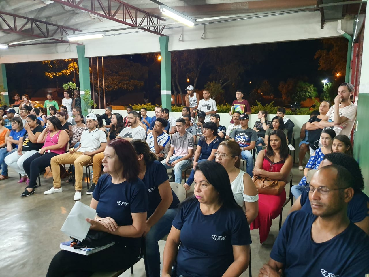 Noite de autógrafos empolga alunos da Escola Nair Rocha