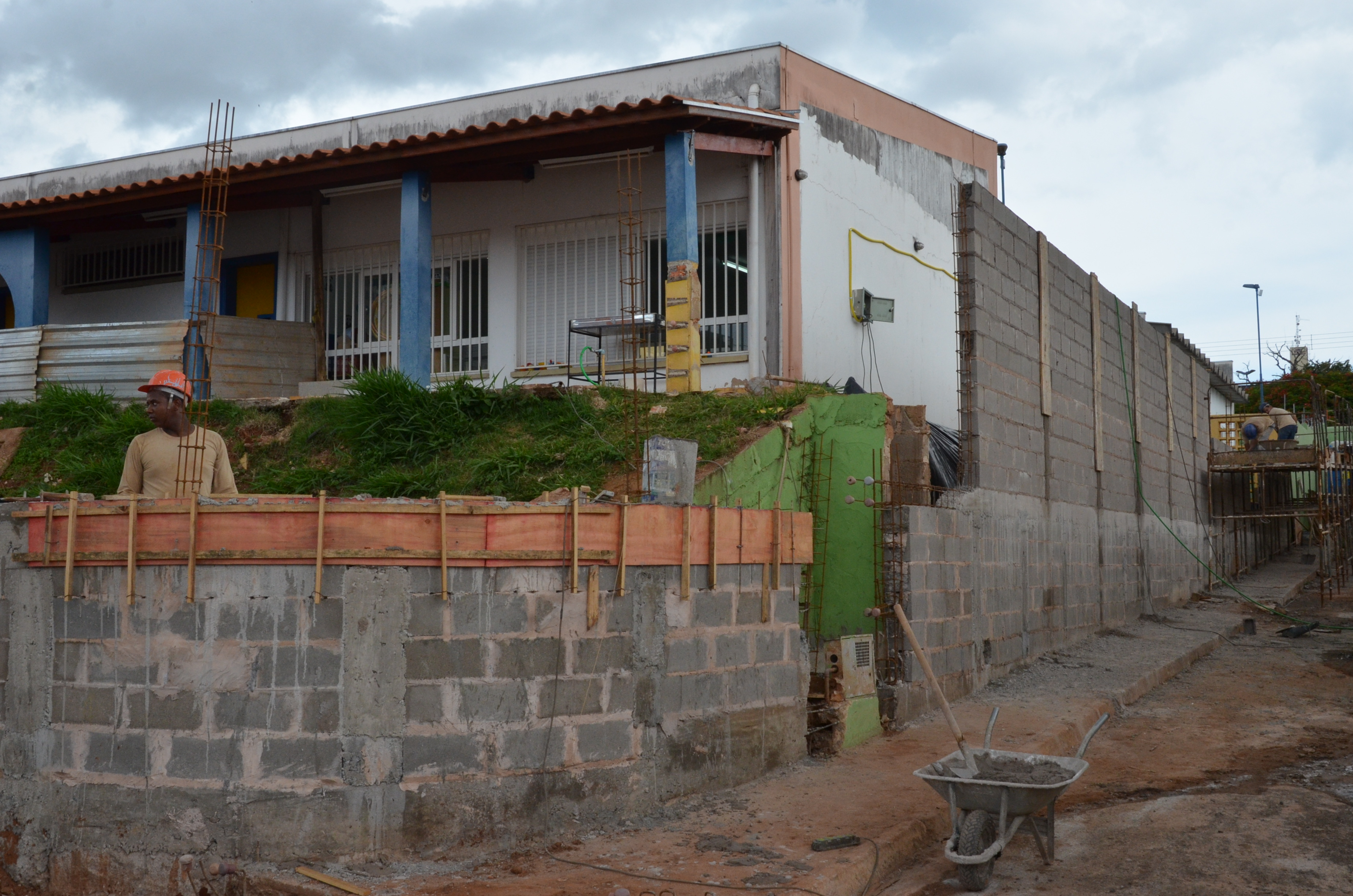 Muro de creche na Vila Izabel é reconstruído