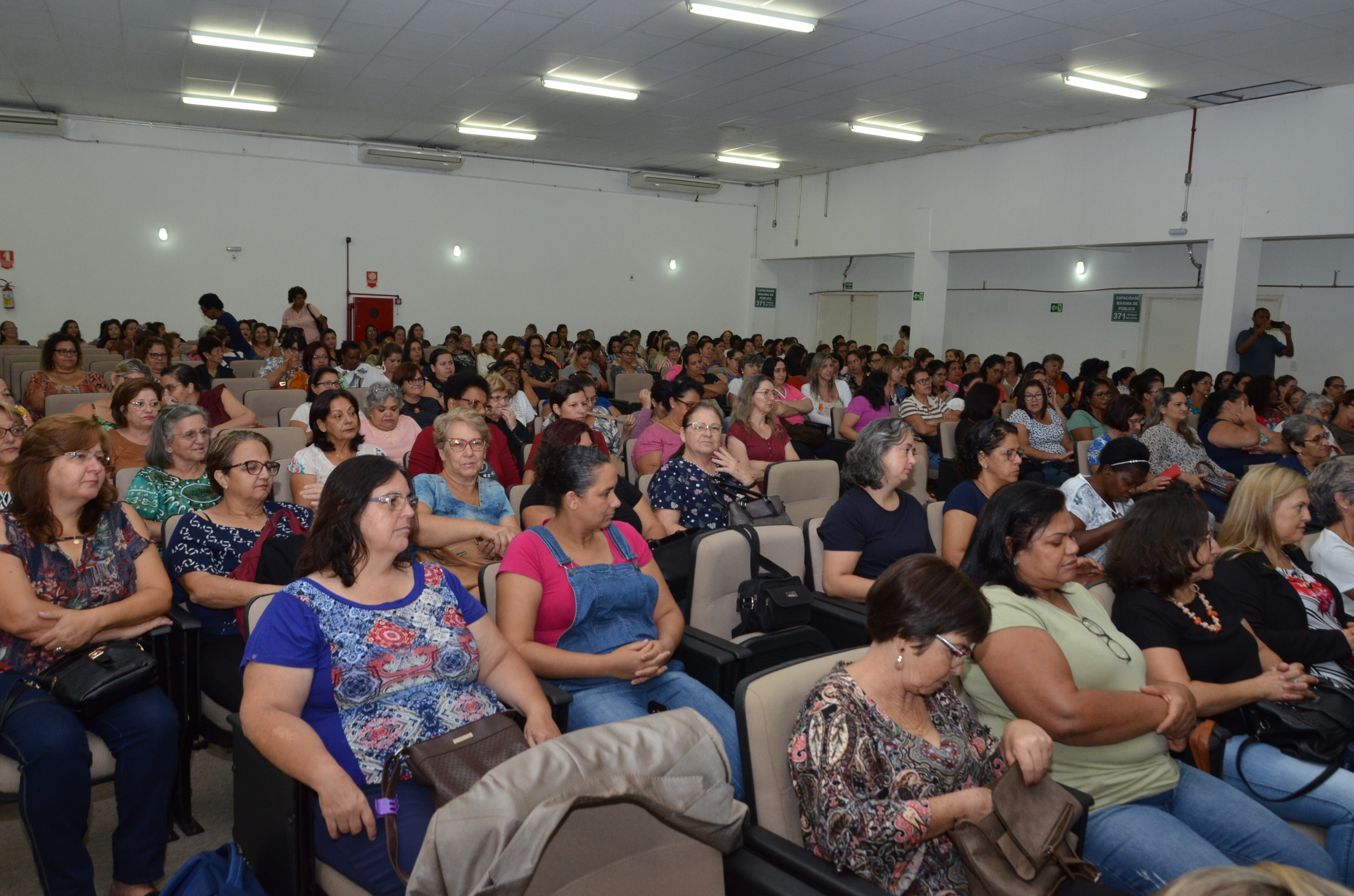 Merendeiras realizam curso de capacitação para retorno das aulas
