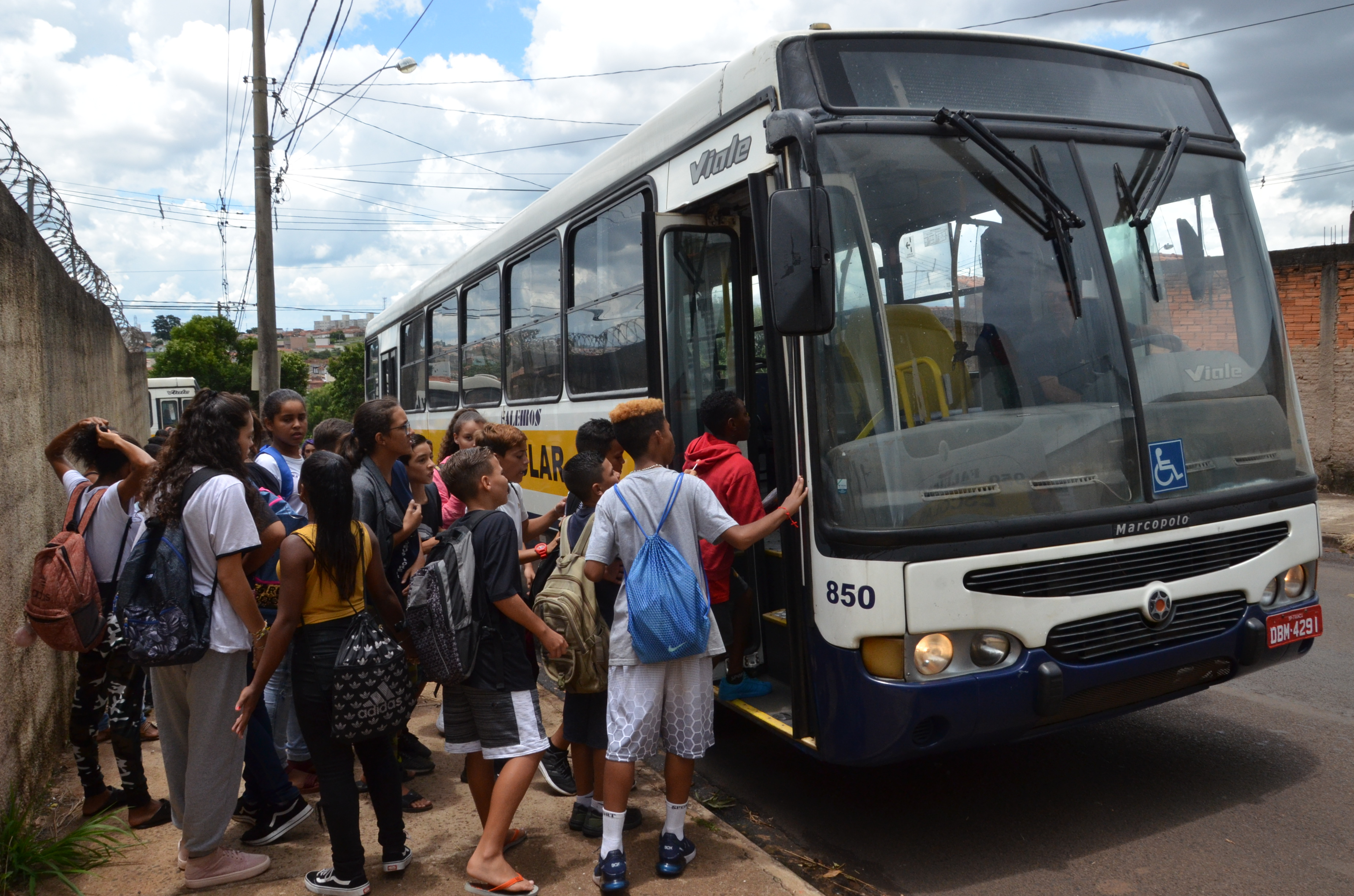 Prefeitura inicia transporte dos alunos do Estado