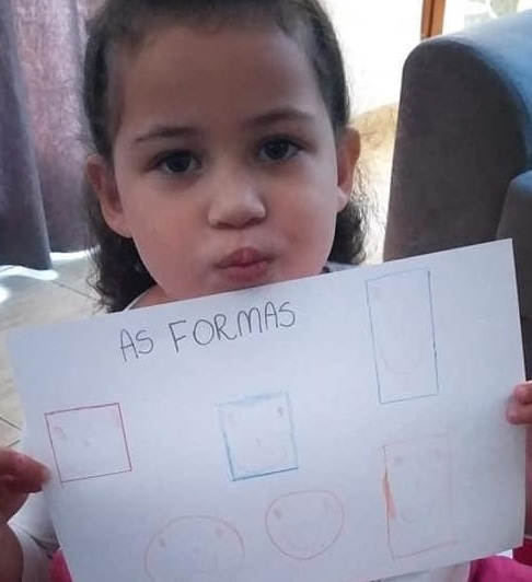 Escolas municipais seguem com aulas em casa