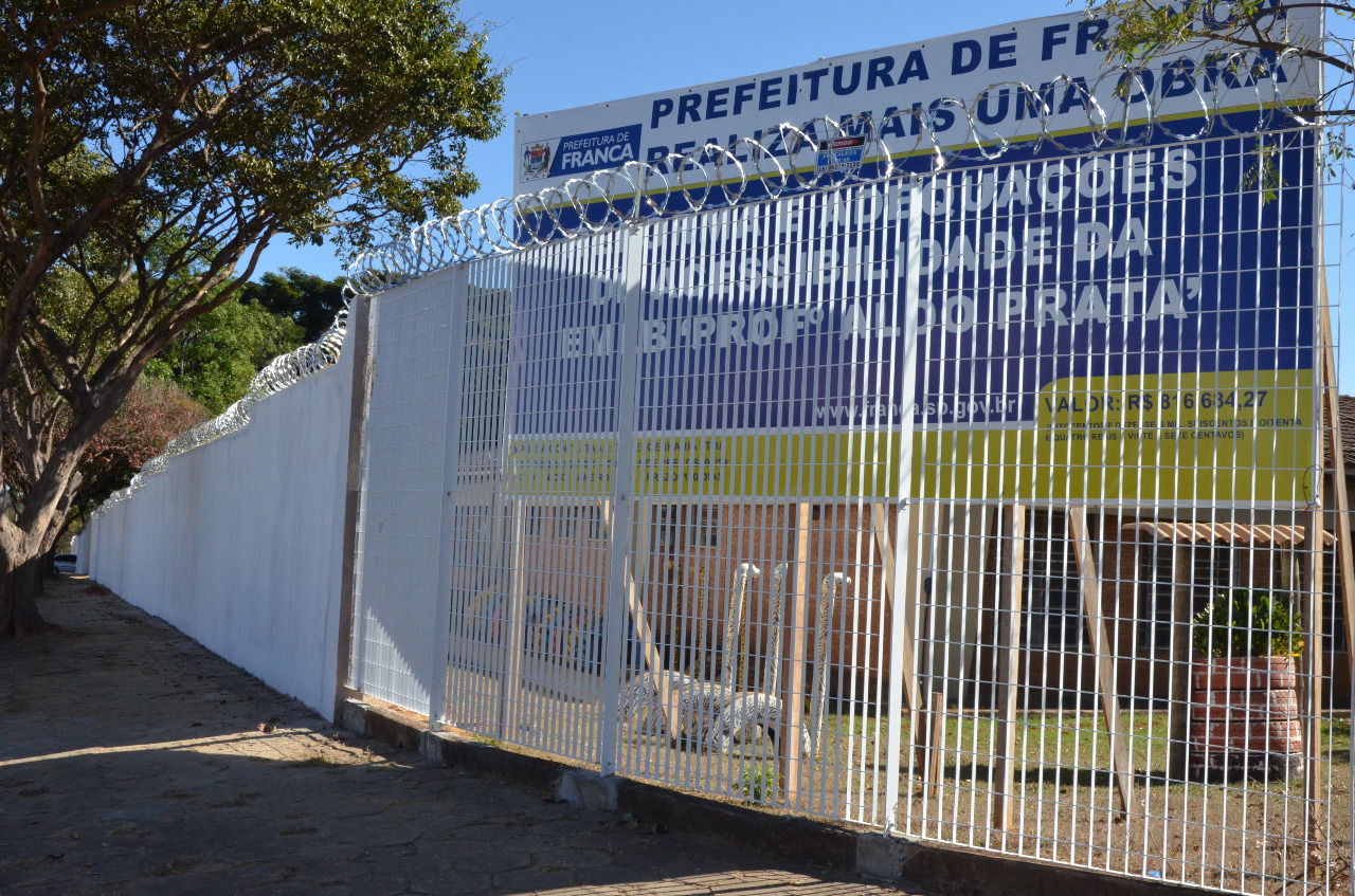 Reforma de Escola no Petrópolis com obras avançadas