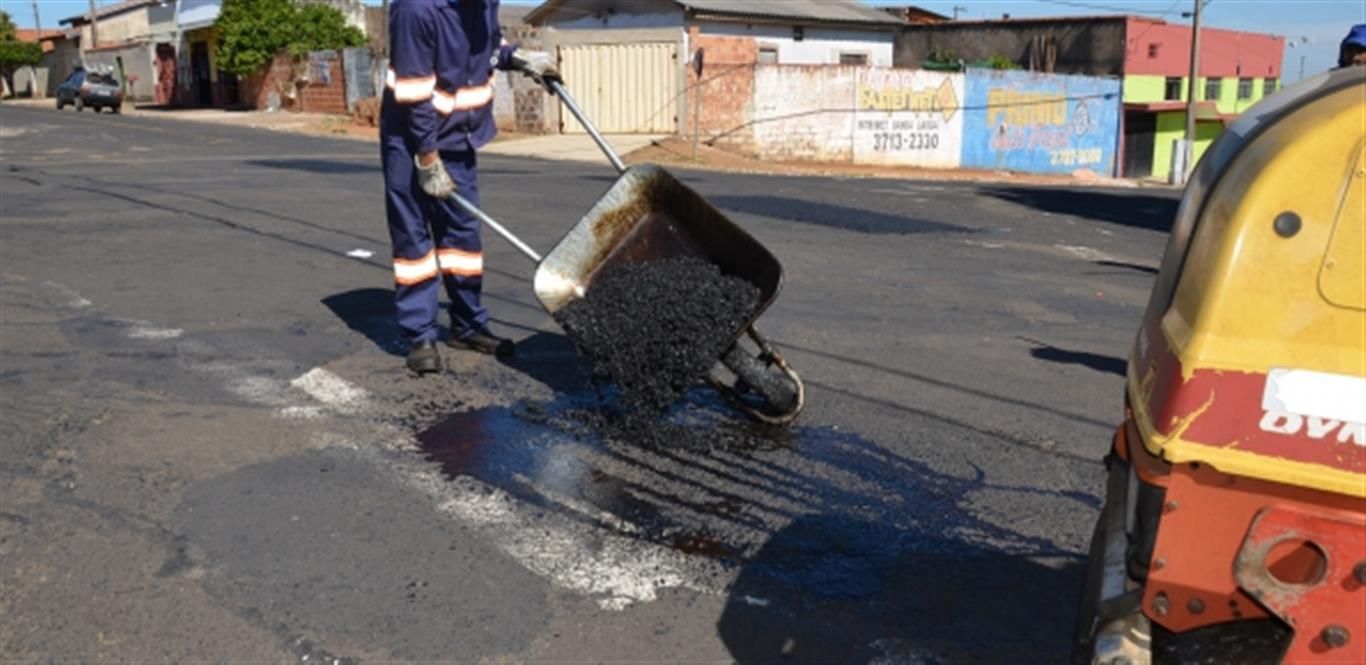Emdef reforça remendo asfáltico e manutenção de vias públicas