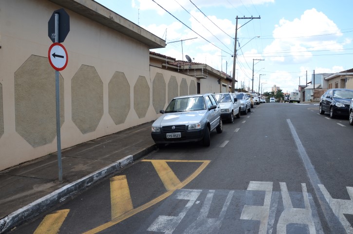 Trânsito muda em rua na Vila Industrial