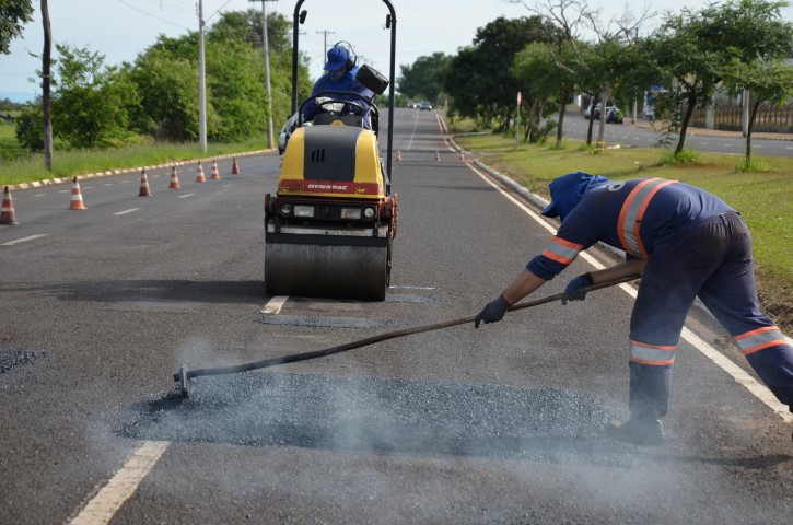 Com chuvas Emdef reforça remendo asfáltico