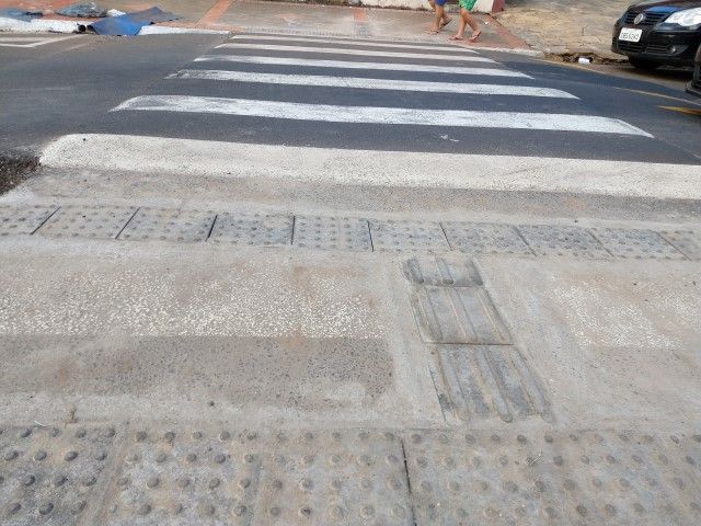 Emdef instala piso tátil nas lombofaixas do Parque Universitário