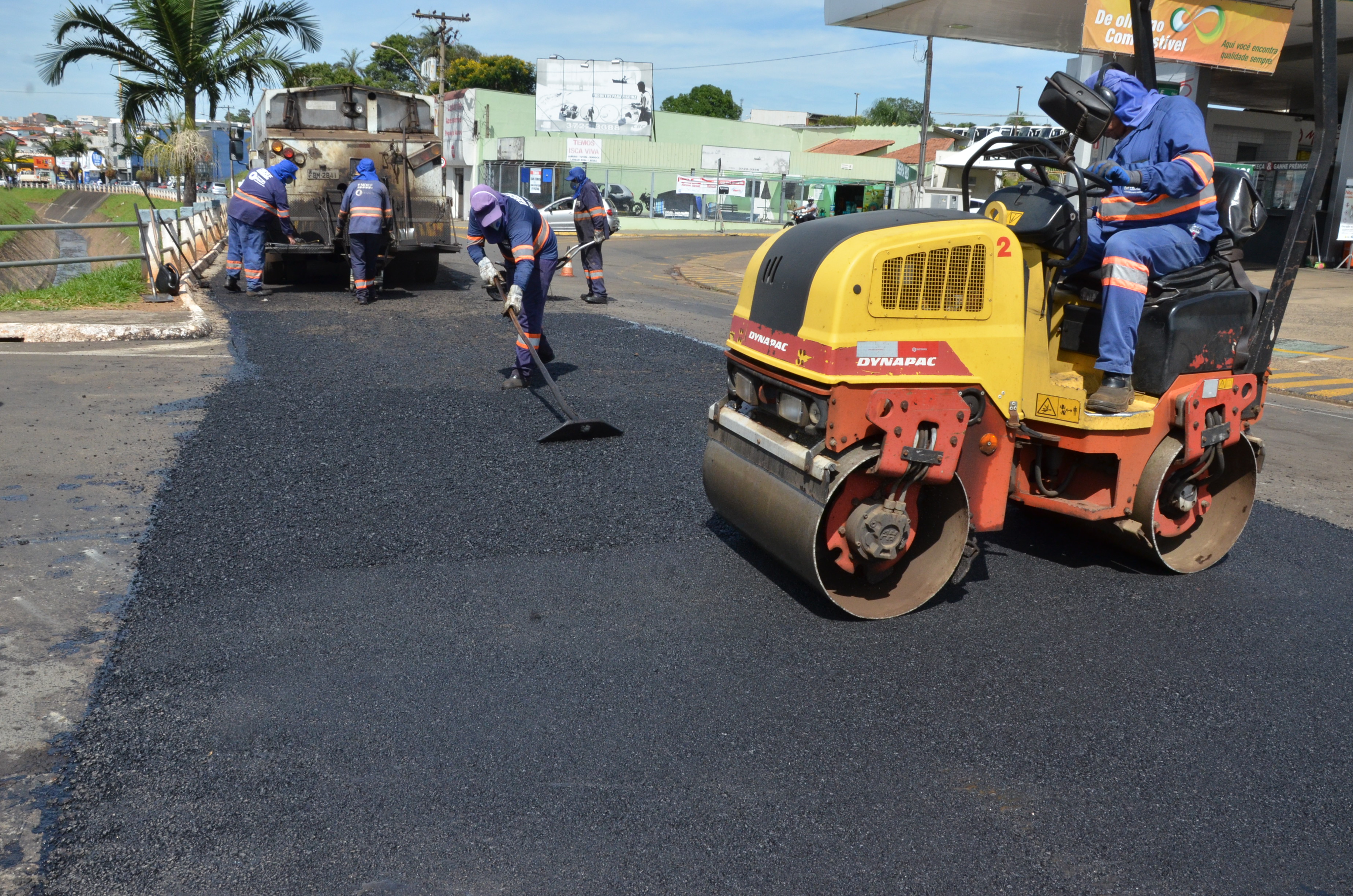 Prefeitura percorre várias ruas com a operação Tapa-buraco