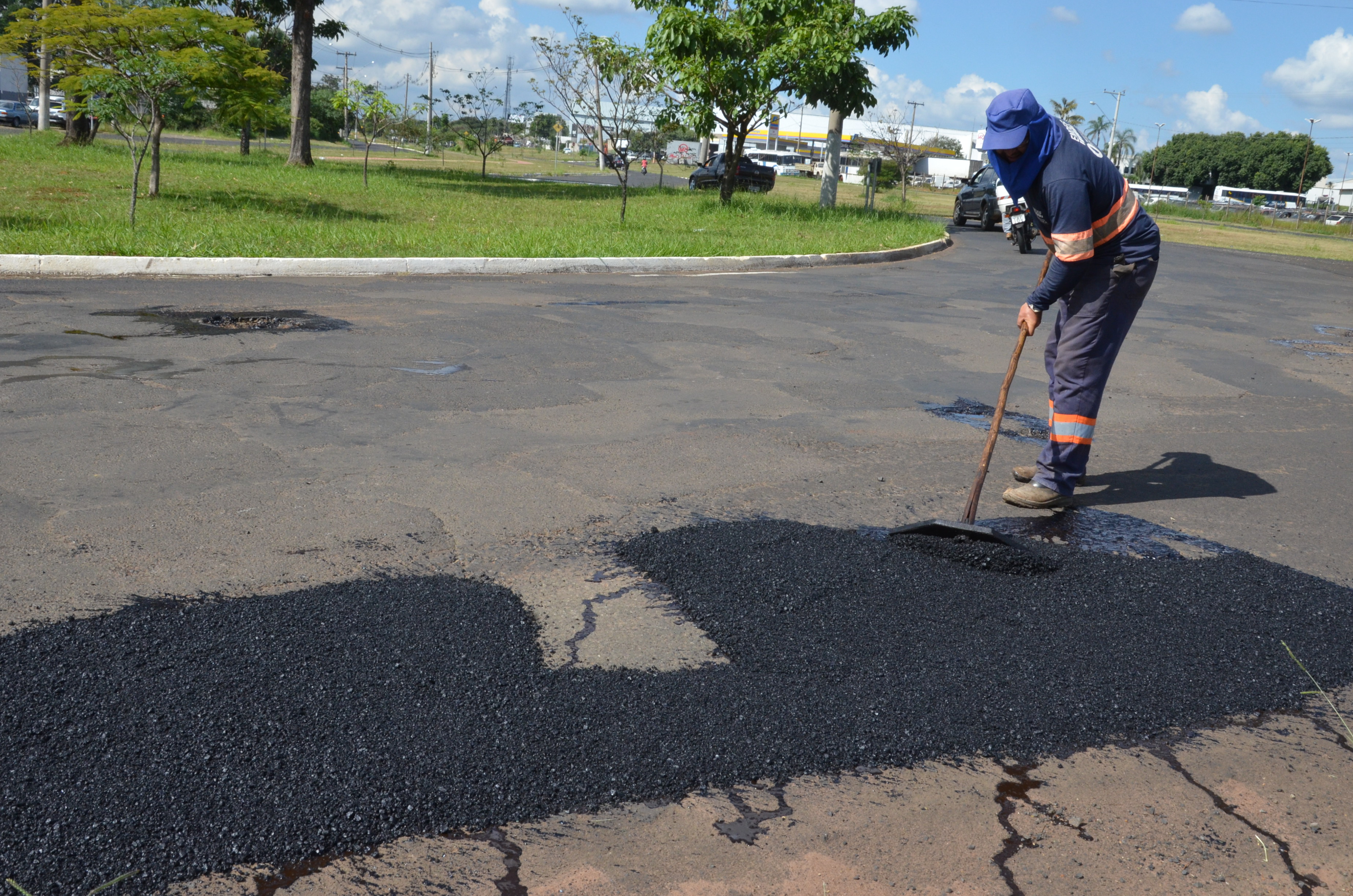 Prefeitura reforça remendo asfáltico com 4 equipes