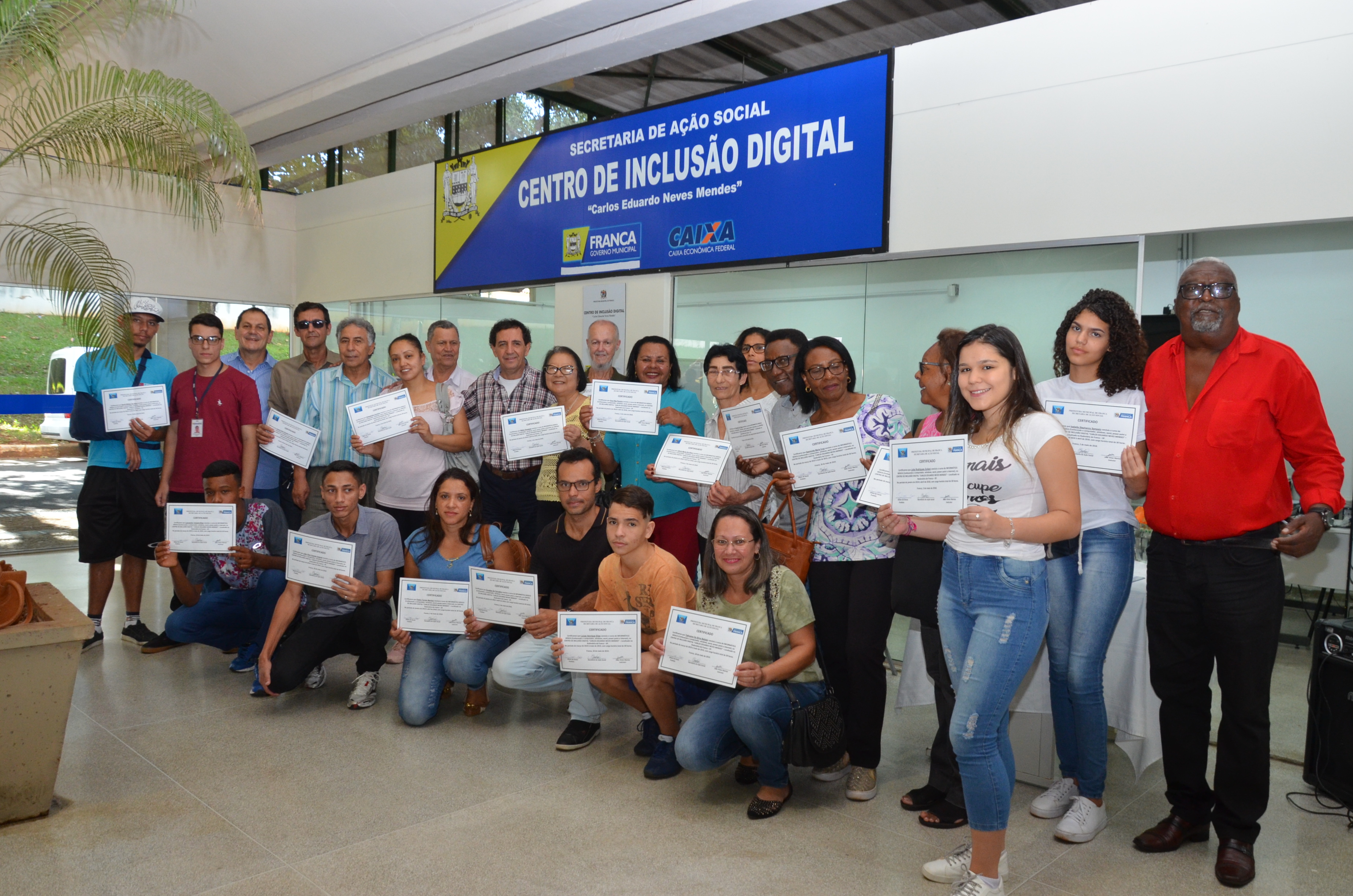 Prefeitura entrega certificados do curso de informática