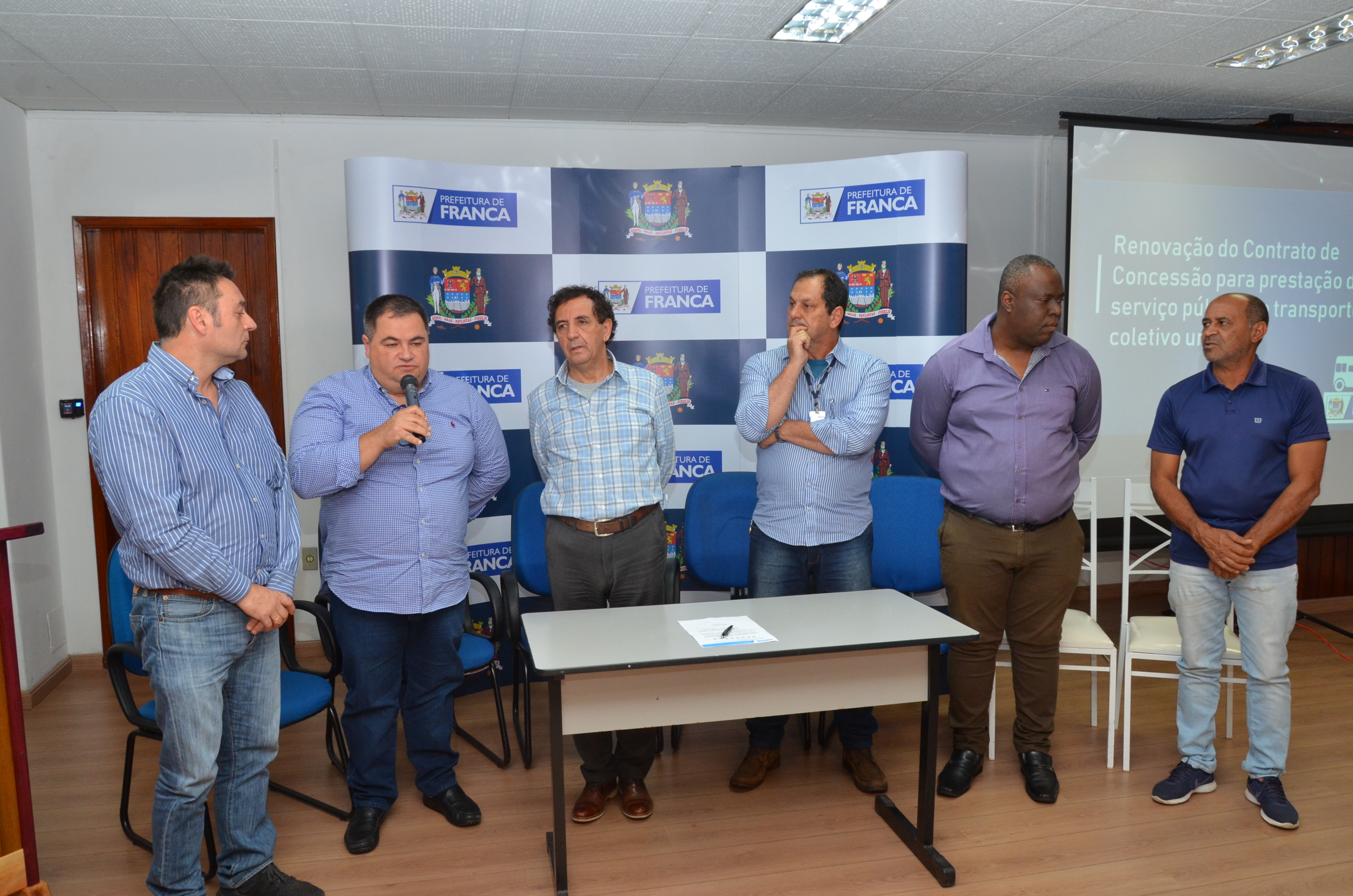 Prefeitura renova contrato de ônibus que prevê cesta de benefícios