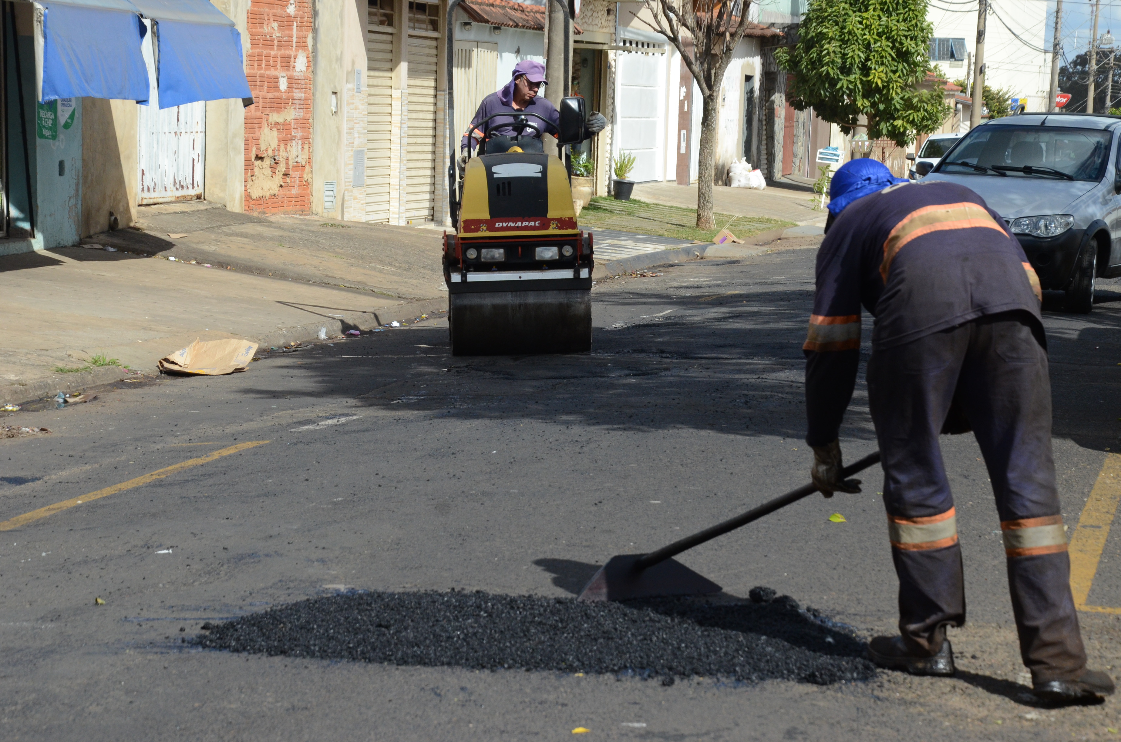 Prefeitura intensifica remendo asfáltico em três bairros