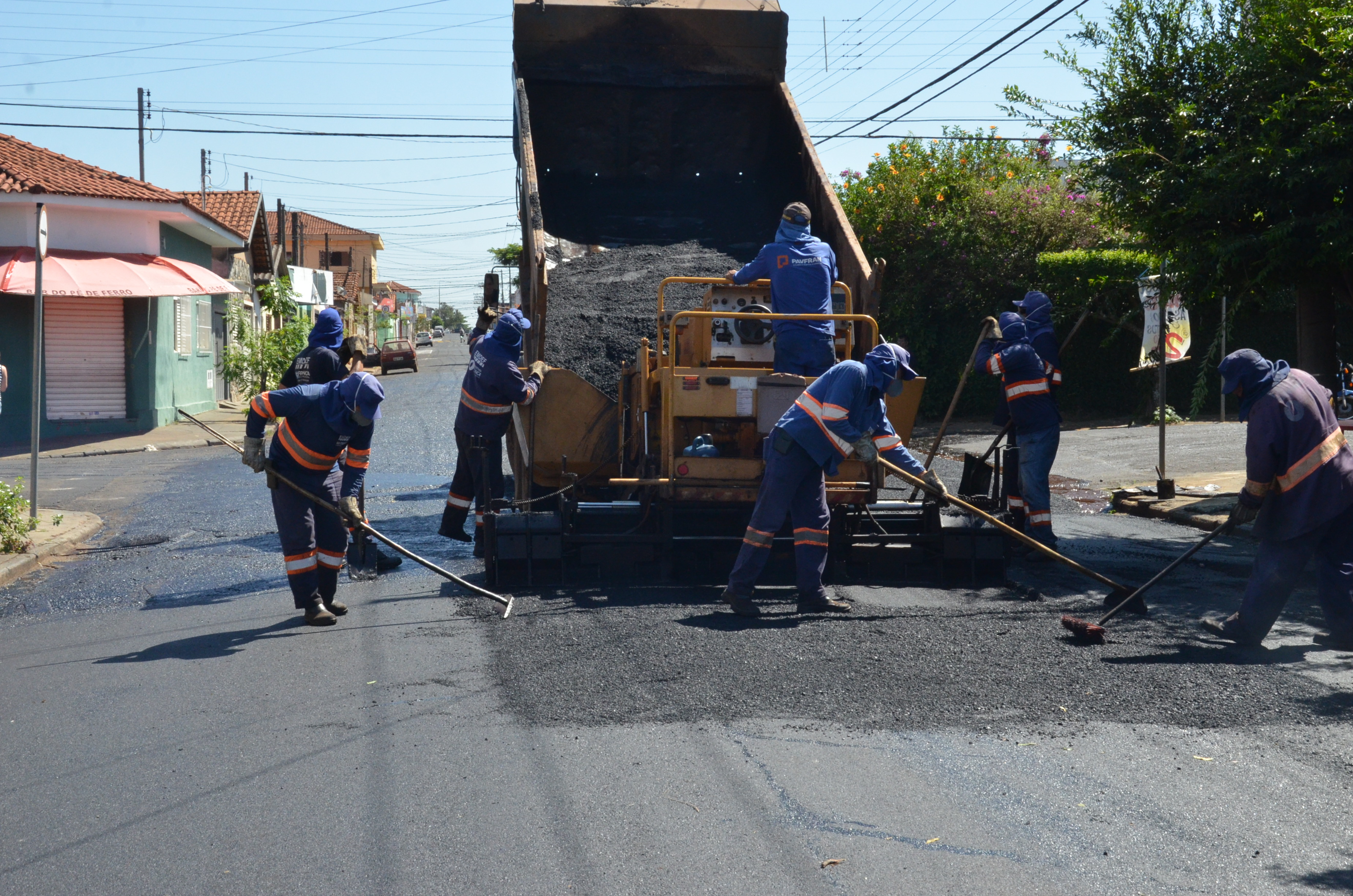 Recapeamento avança e chega a Vila Raycos