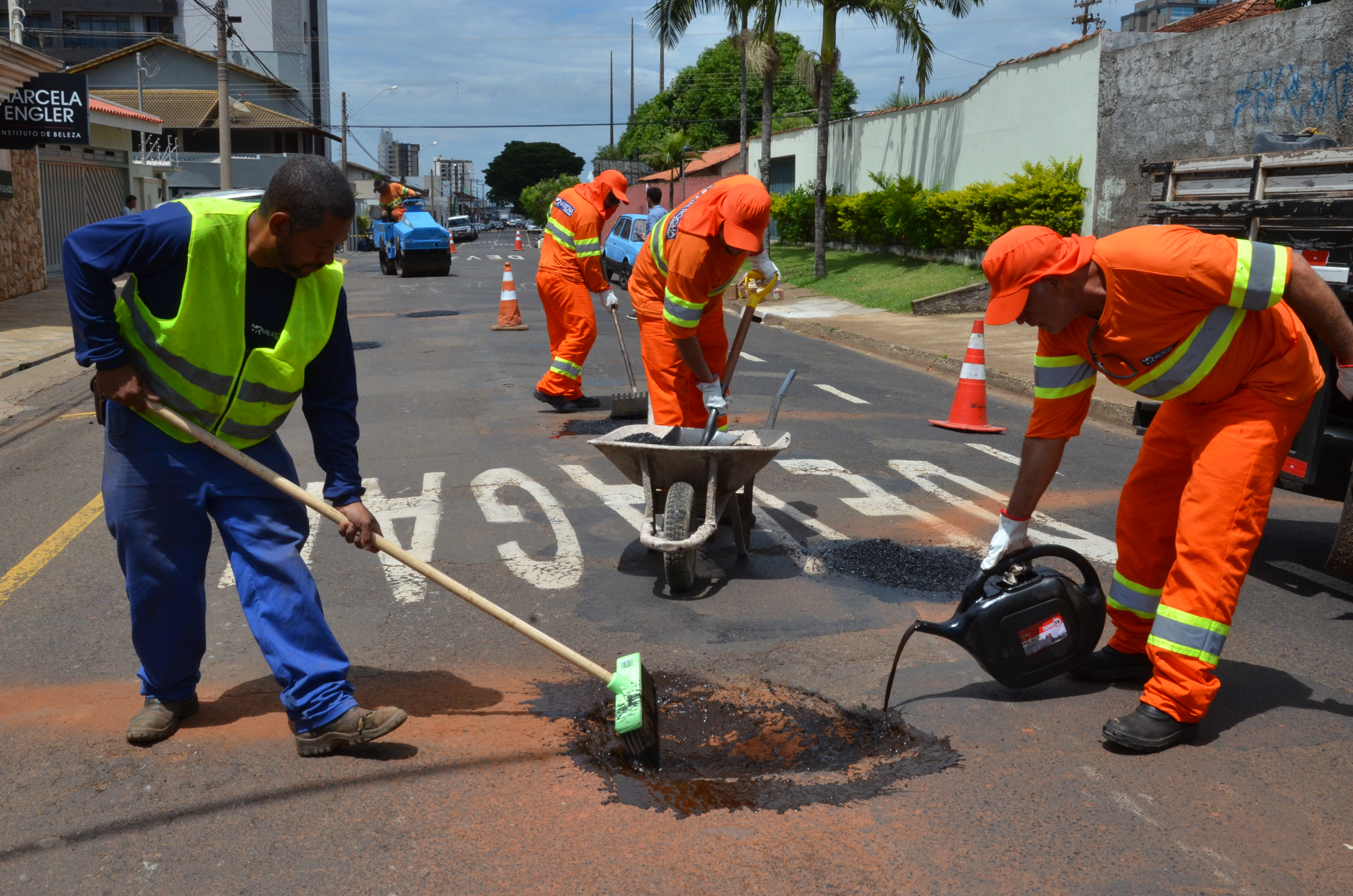 Remendo asfáltico avança com duas frentes de trabalho
