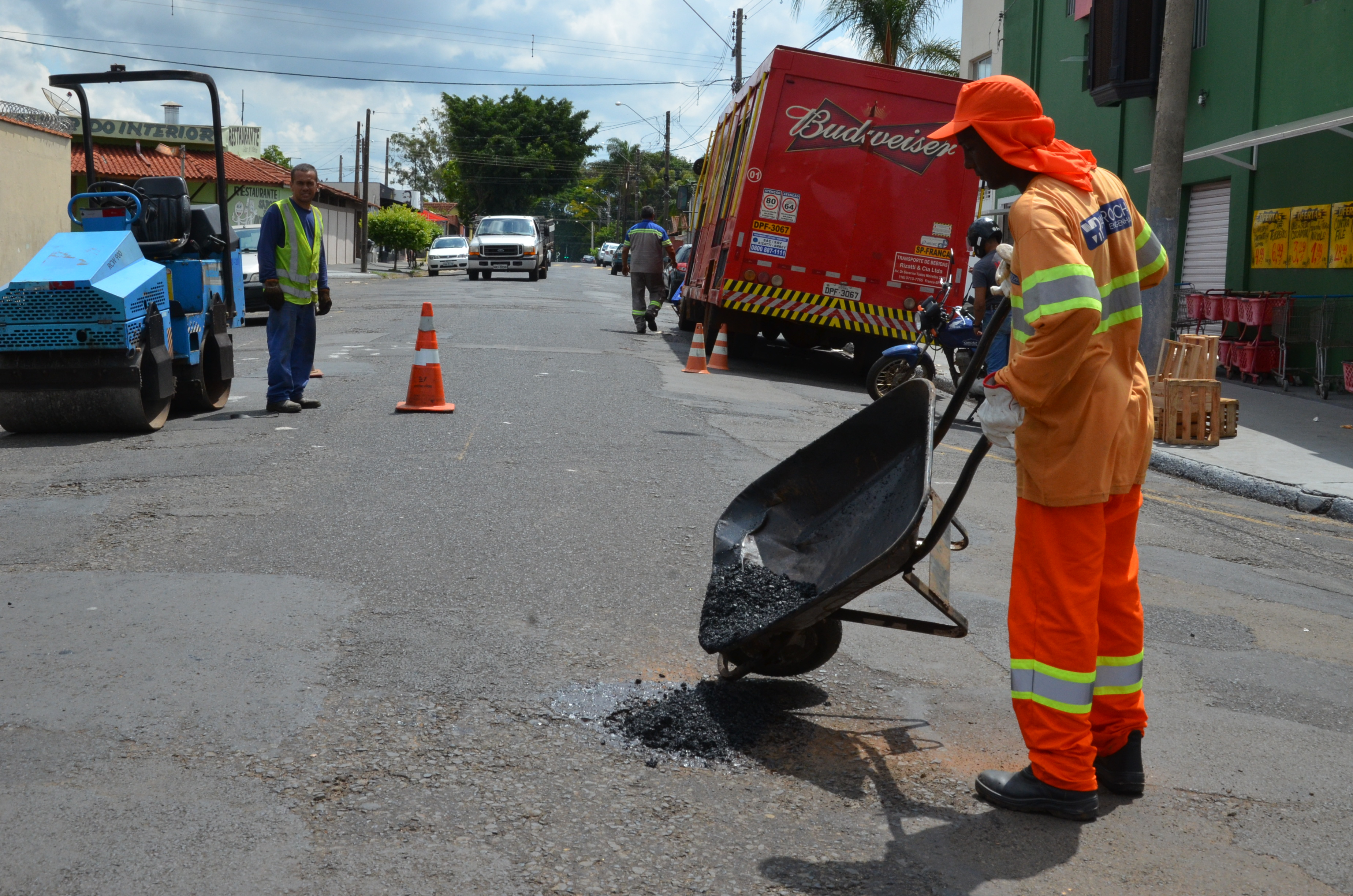 Remendo asfáltico avança com equipes em 3 regiões