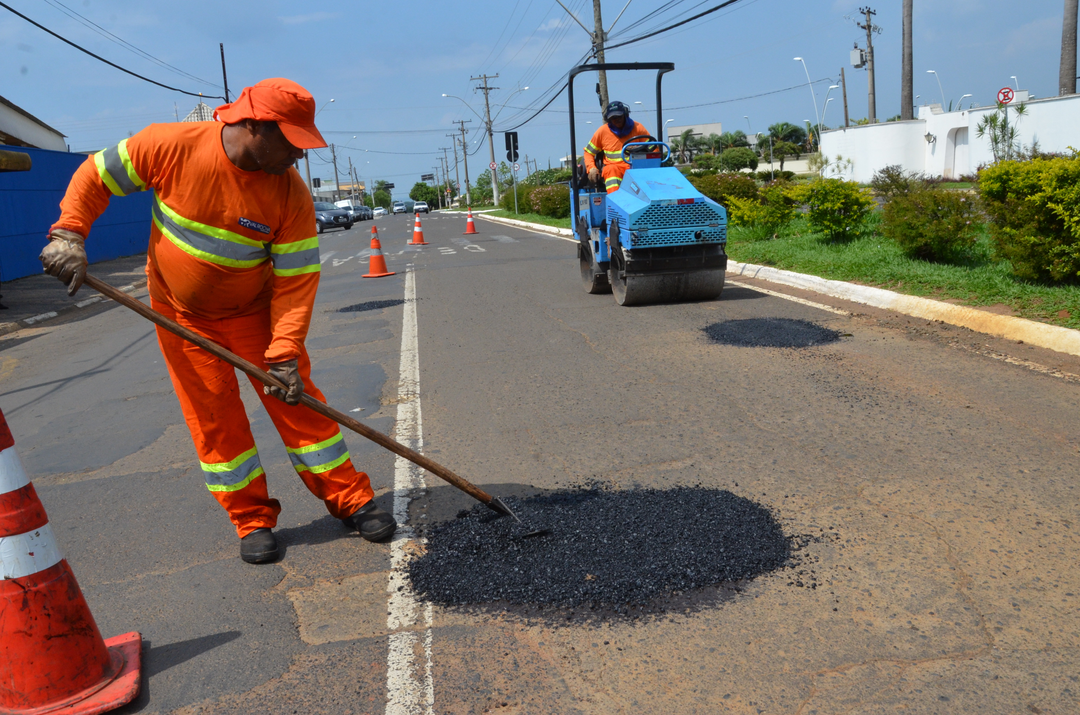Remendo asfáltico melhora condições de ruas e avenidas