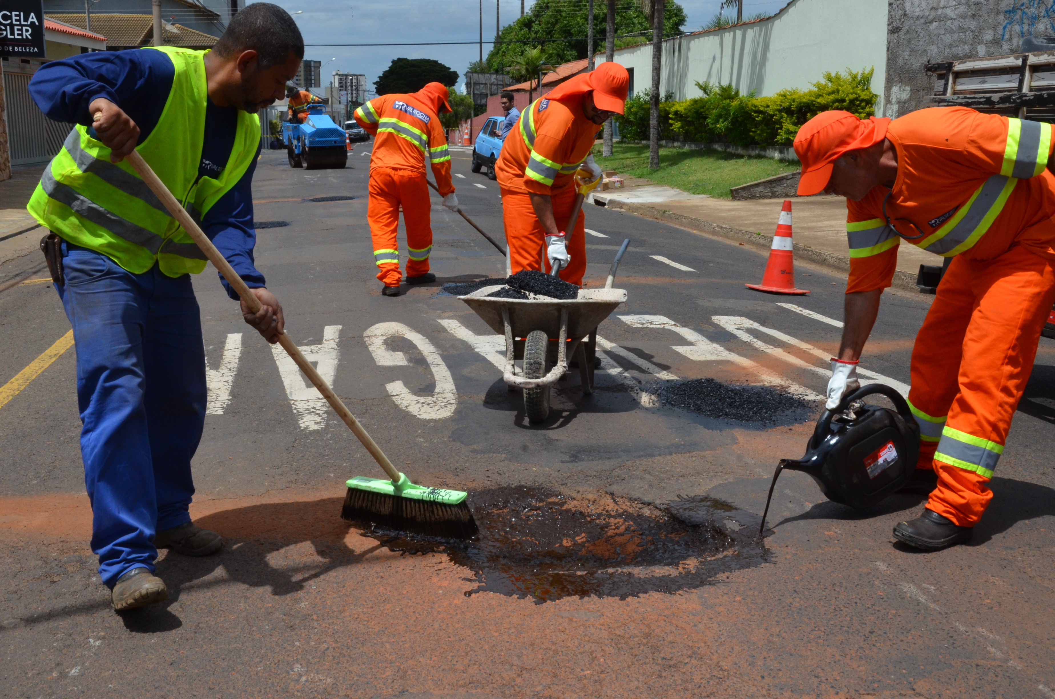 Prefeitura avança com remendo asfáltico