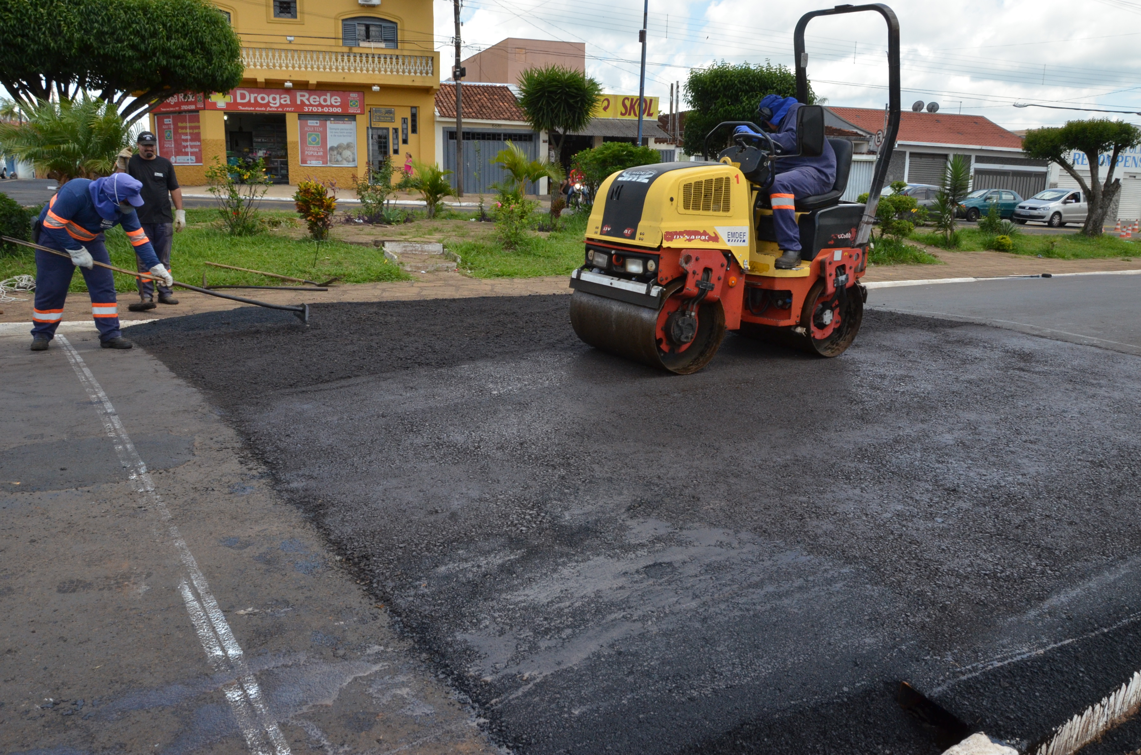 Trânsito instala duas novas lombofaixas na Av. William Azzuz