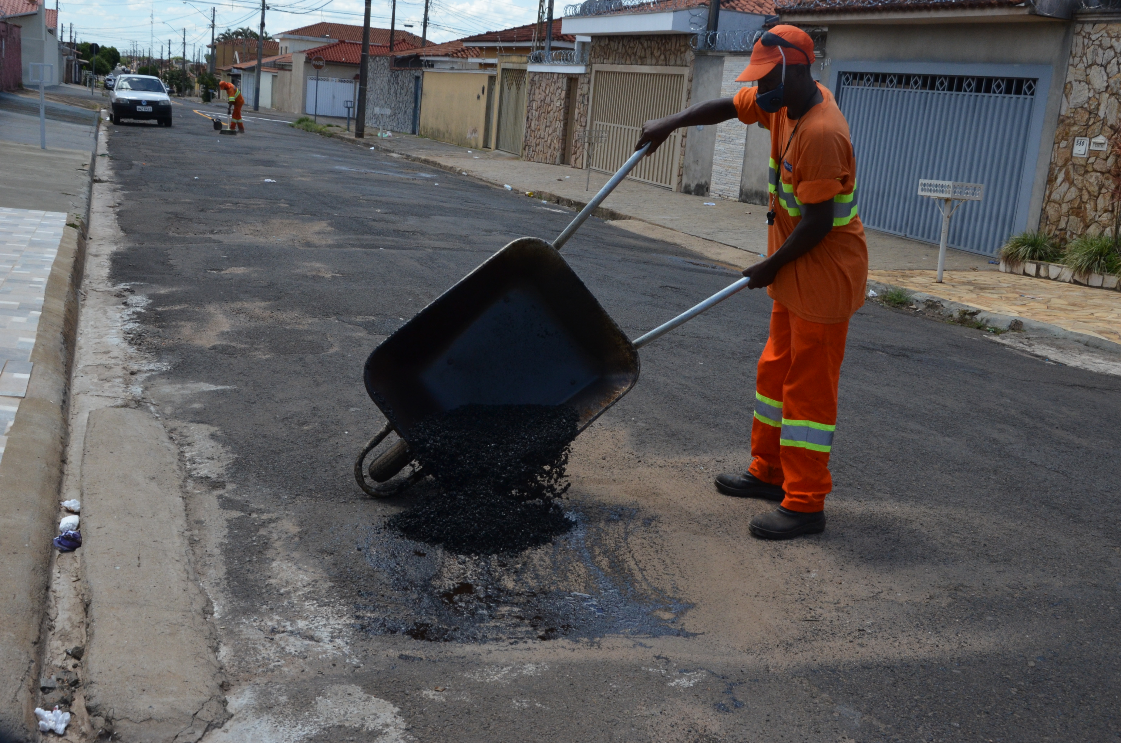 Remendo asfáltico em três regiões diferentes