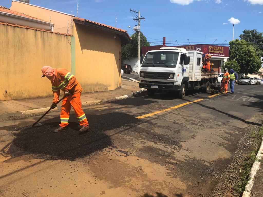 Equipes de remendos trabalham em três frentes