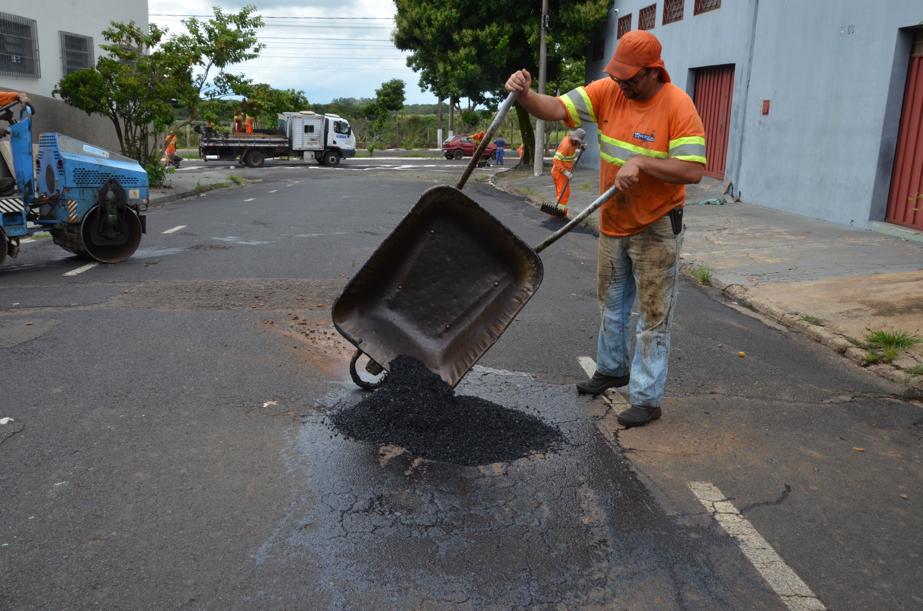 Remendo asfáltico avança pela Chico Júlio, Planalto e Brasilândia
